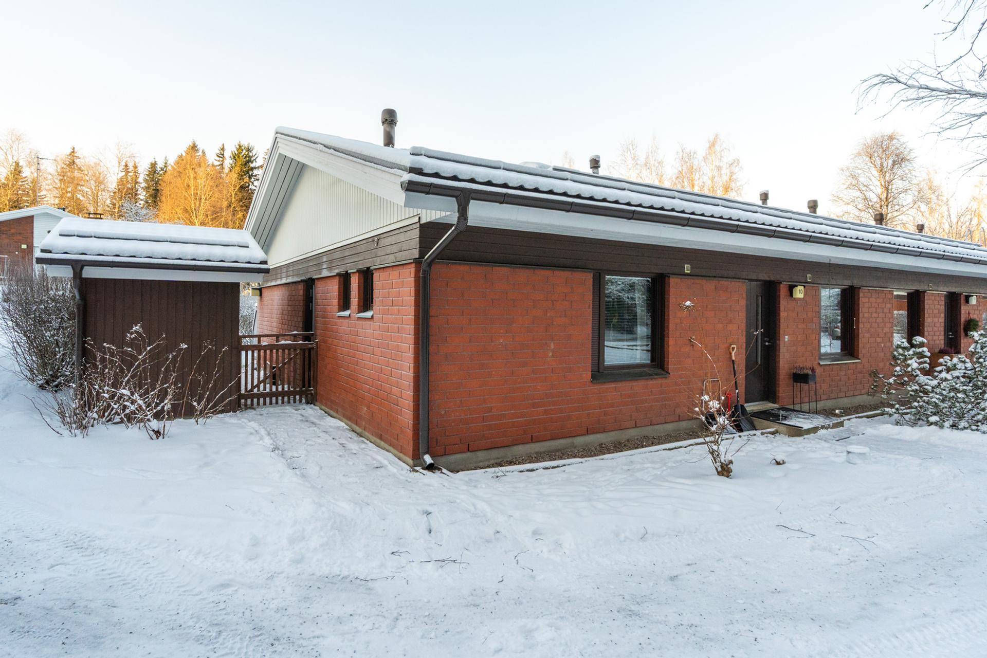 Asunnolle kuuluu oma ulkovarasto talon päädyssä