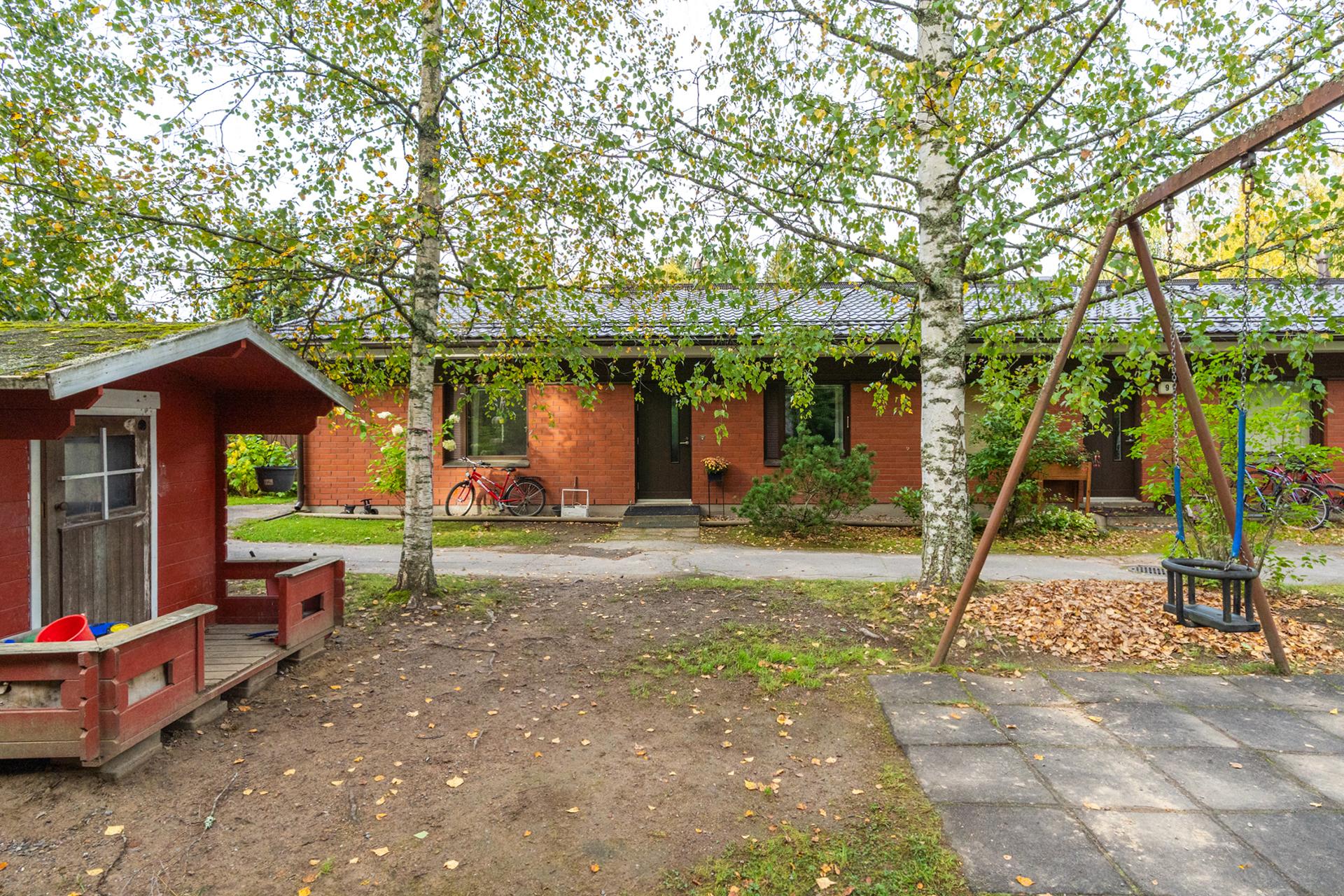 Taloyhtiön suojaisa leikkipiha