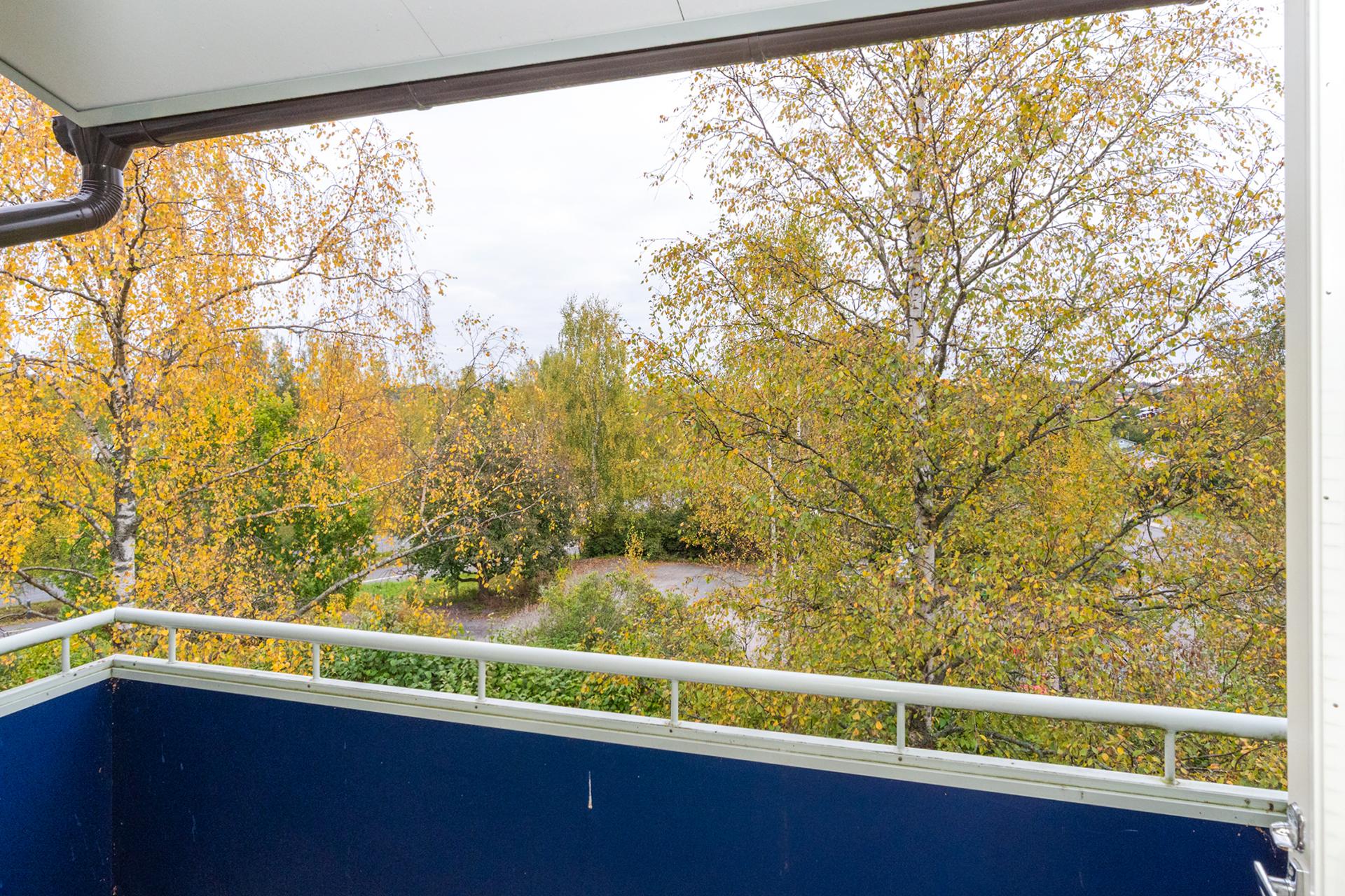 Parvekkeelta vehreät ja rauhalliset näkymät