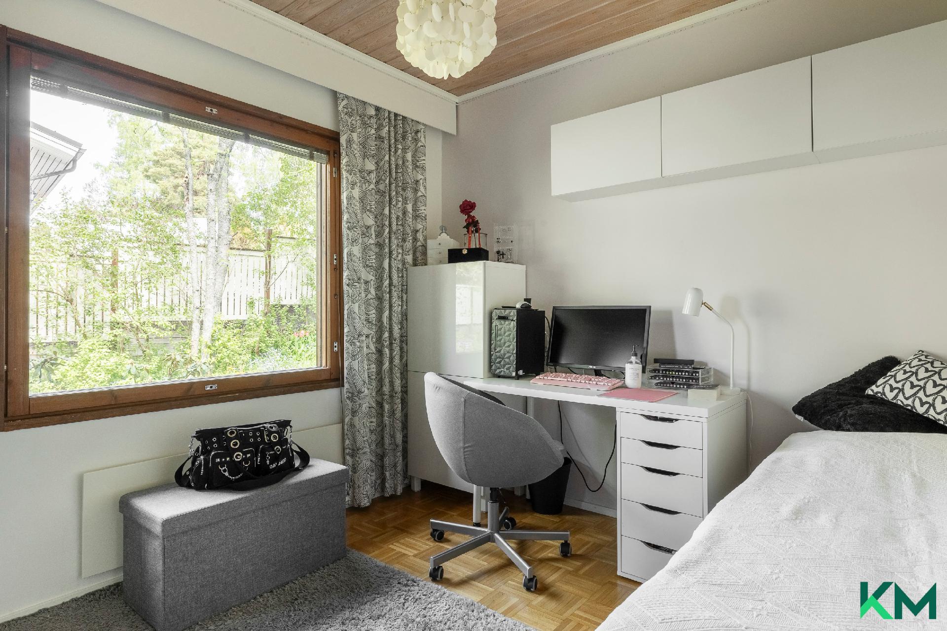 Alakerran makuuhuone