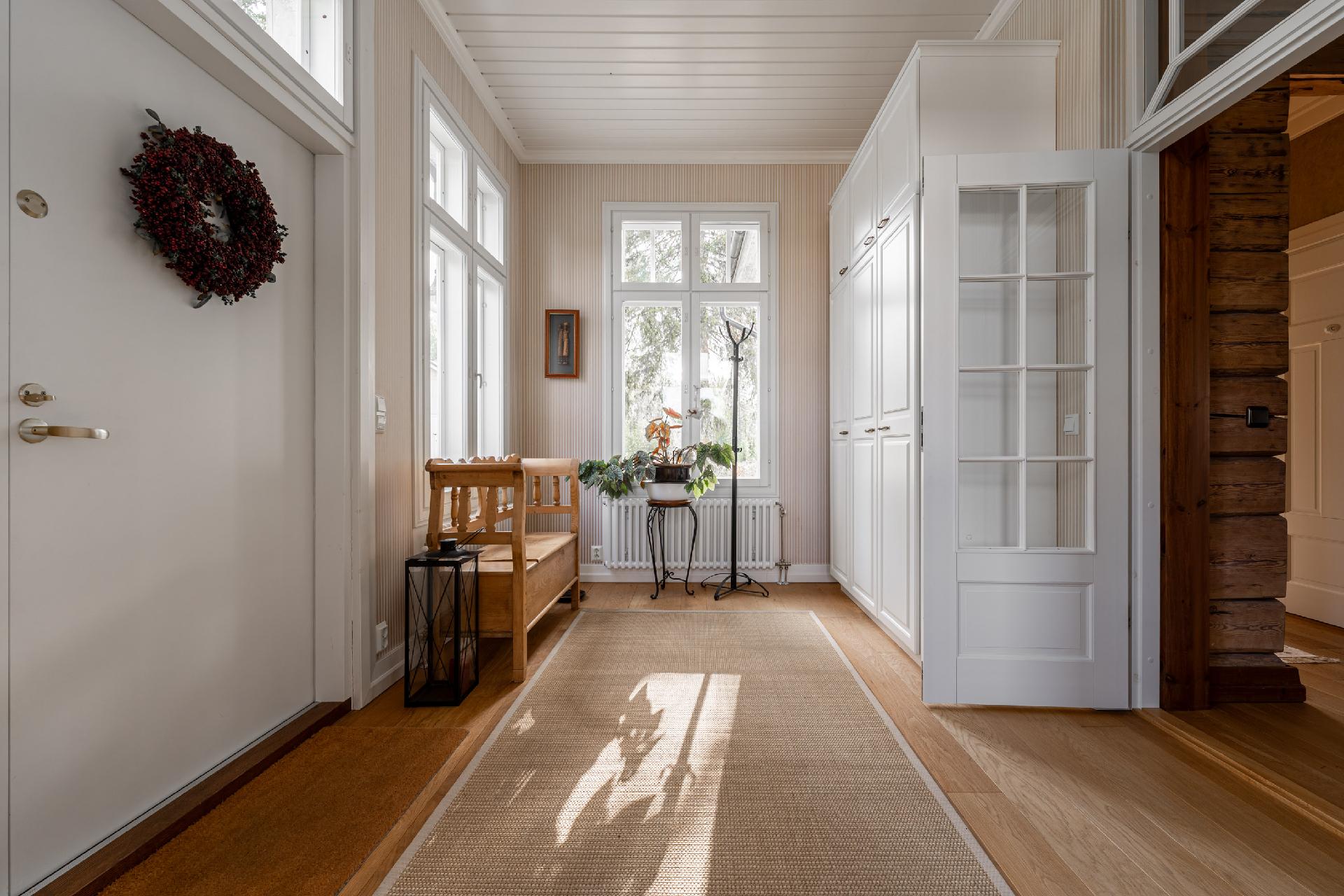 Päärakennuksen eteinen