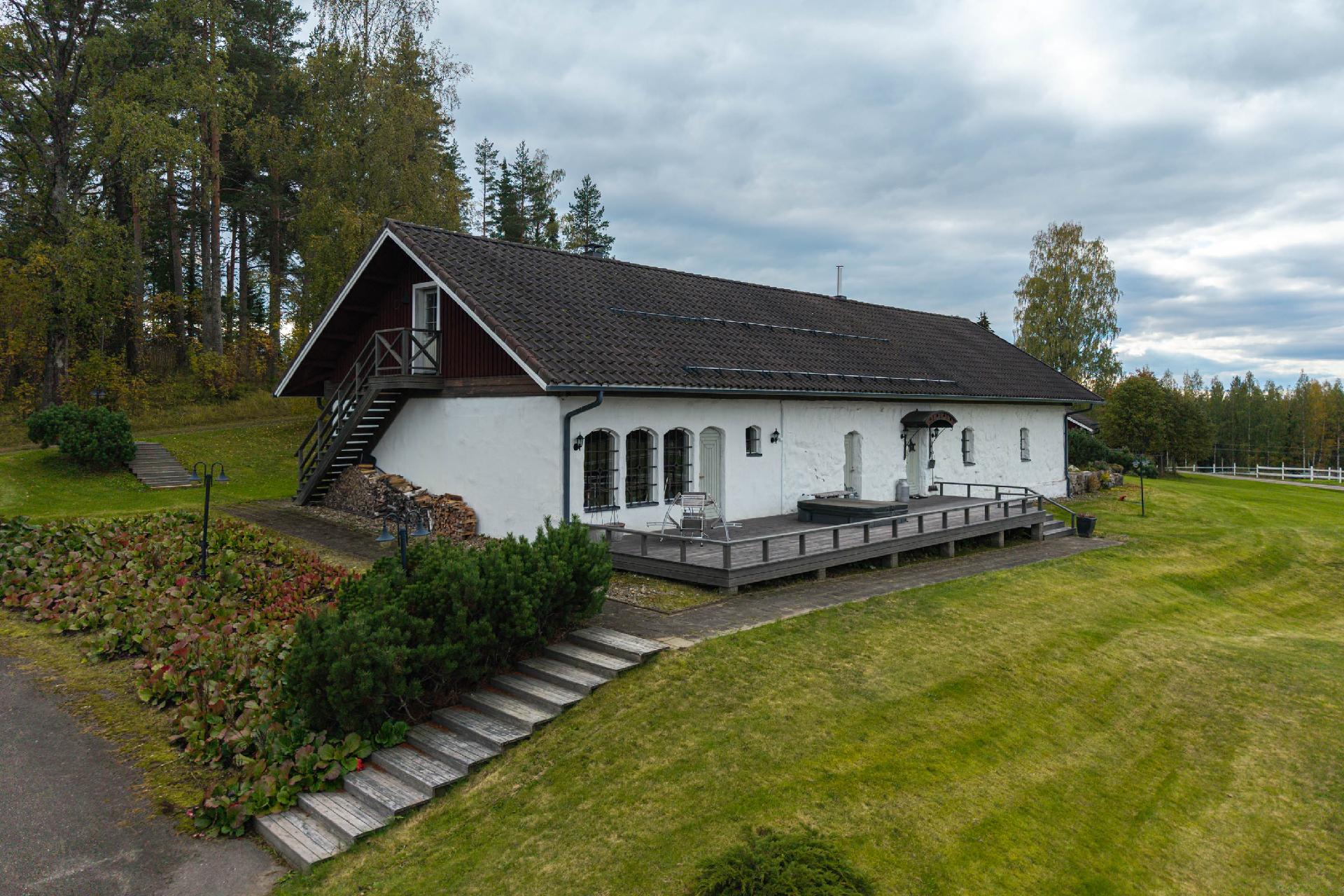 Edustustila joka peruskorjattu vanhasta navetasta