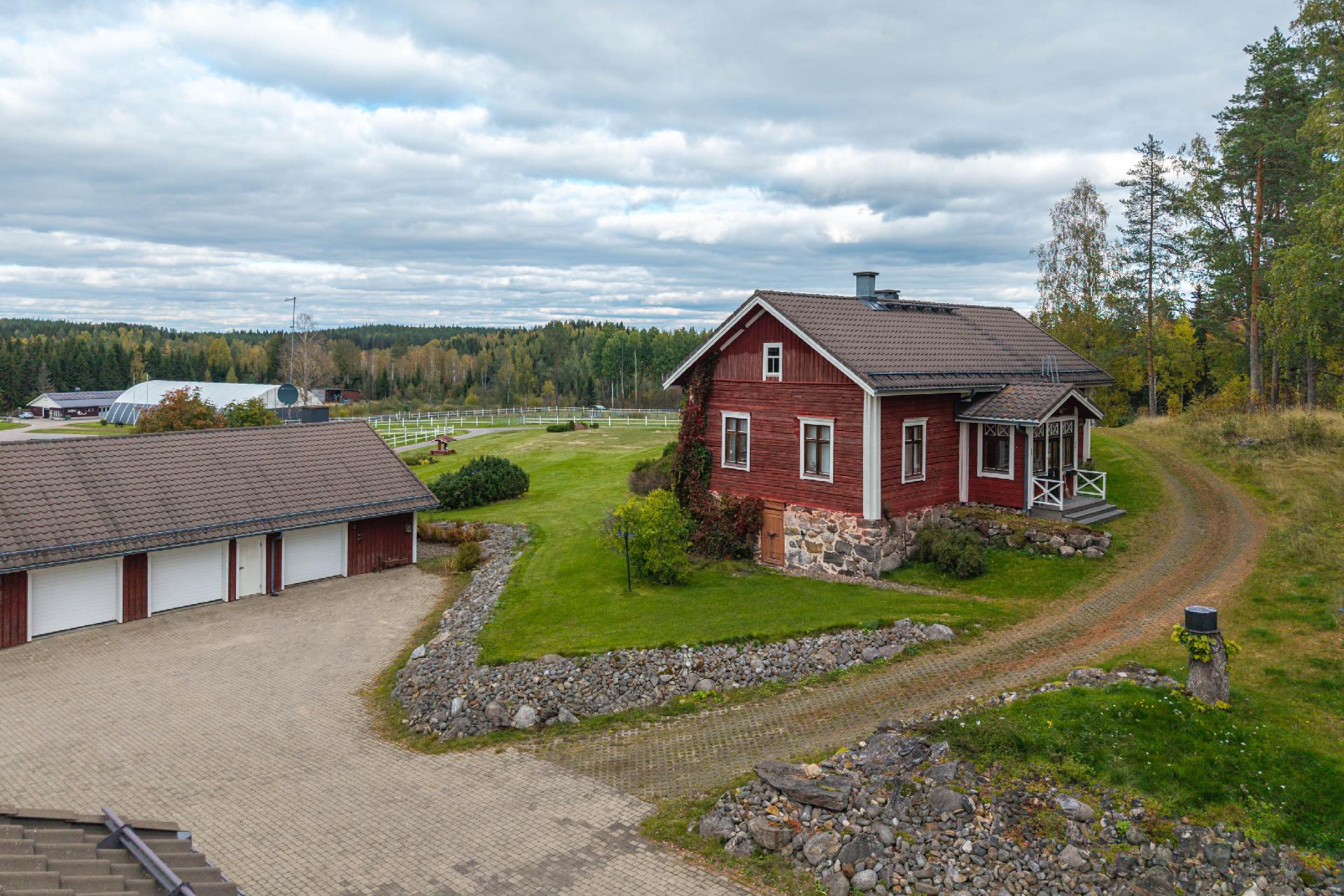 autotalli ja väentupa