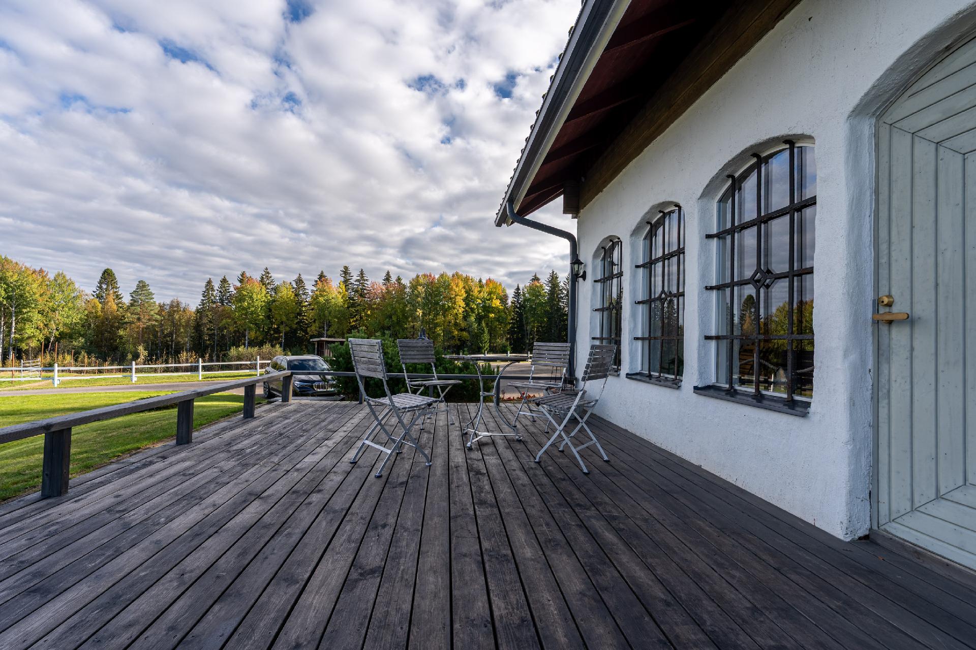 Edustustilan terassi