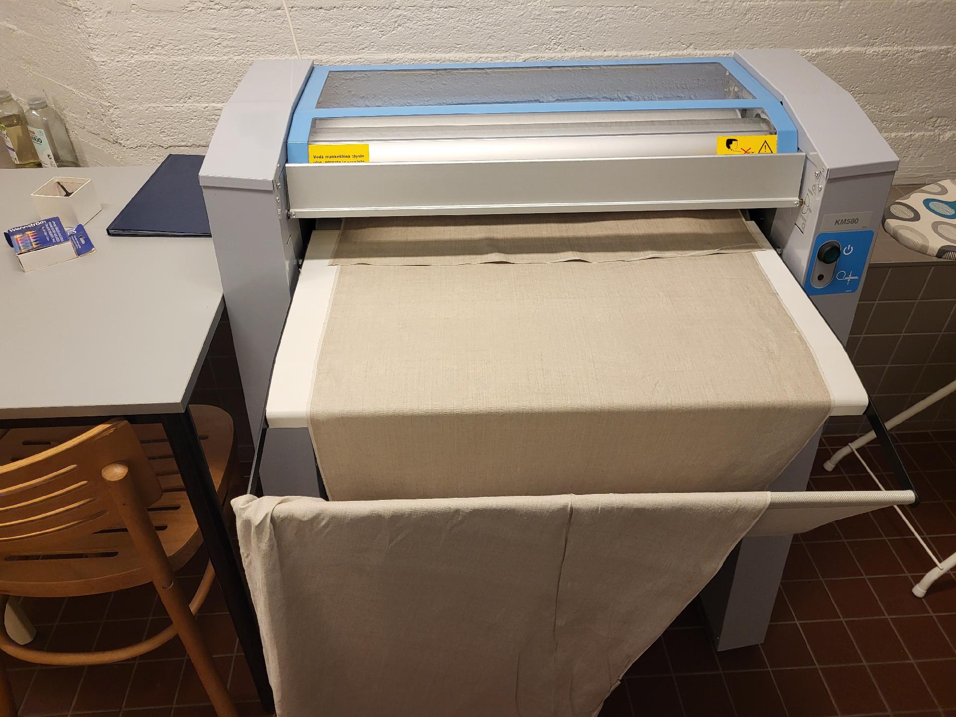 Mankeli pesutuvan yhteydessä