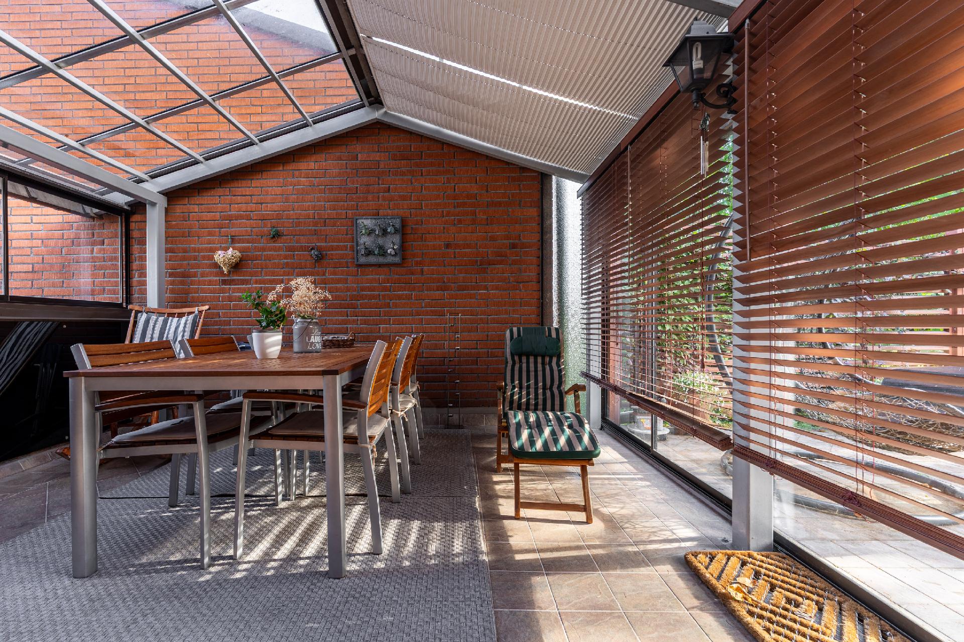 Lasitettu terassi toimii kesäisin olohuoneena