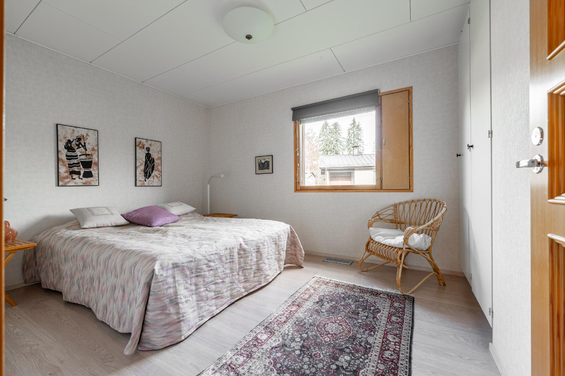 Alakerrassa myös kaksi samankokoista makuuhuonetta