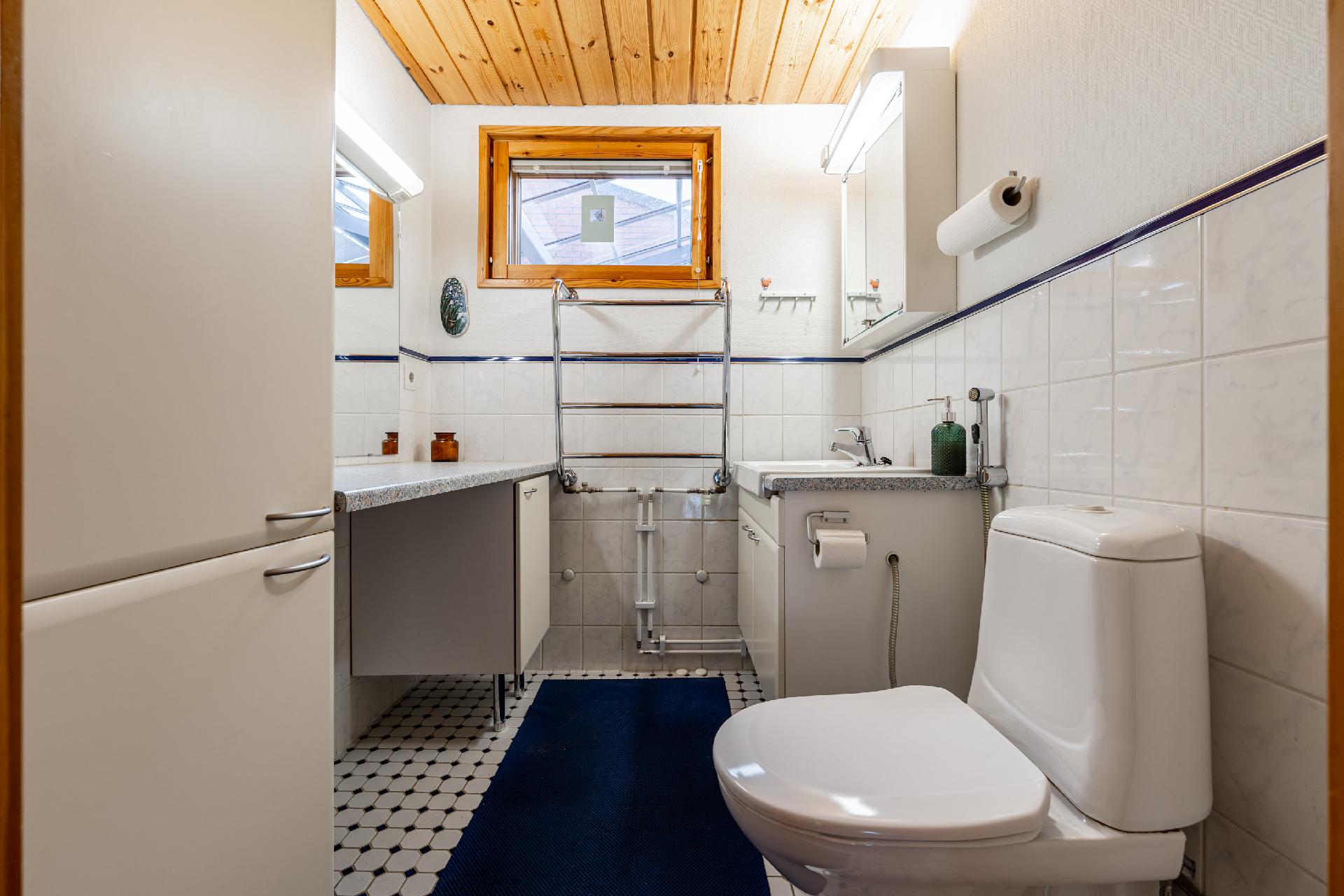 Yläkerran erillinen wc