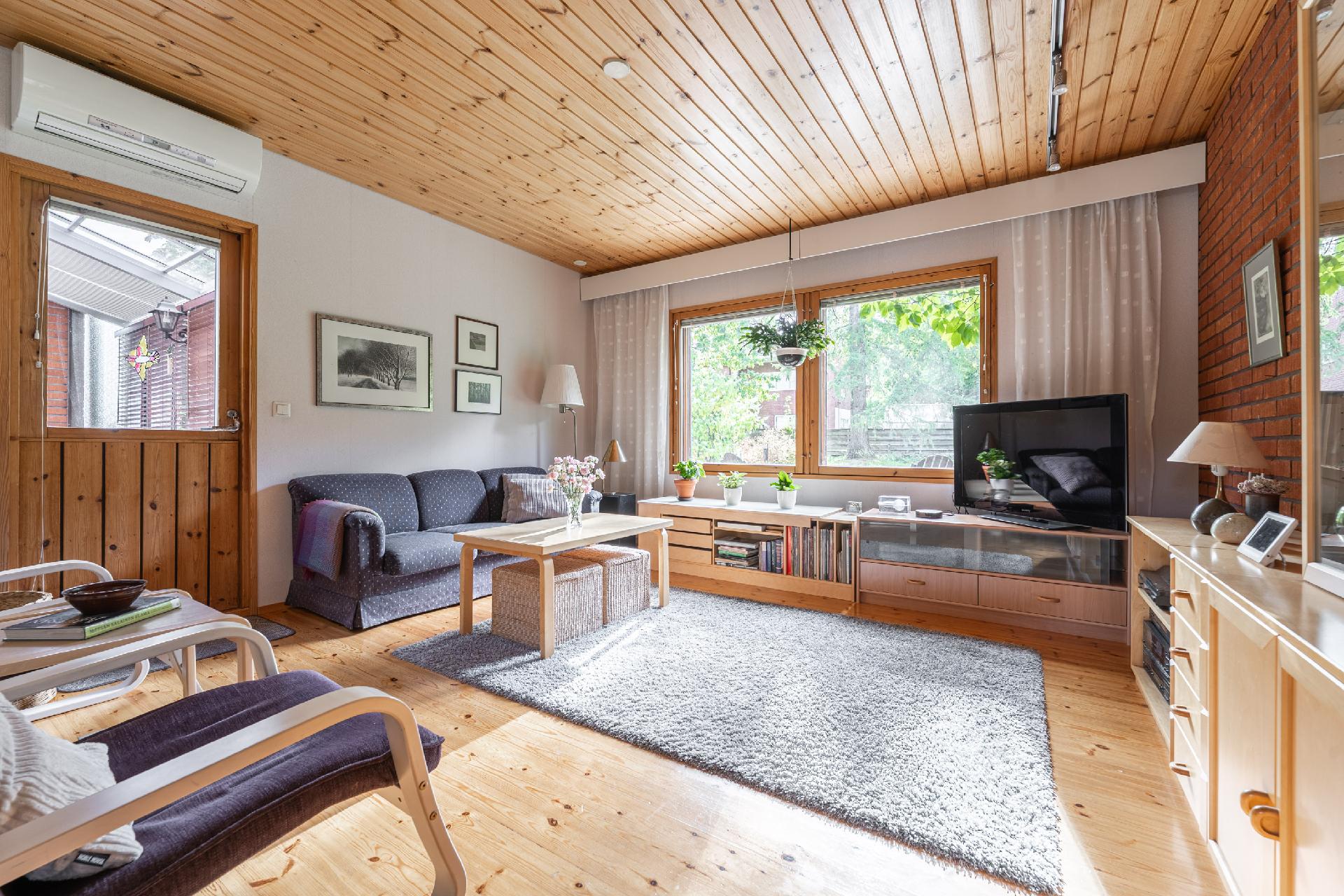 Olohuoneesta käynti terassille ja takapihalle