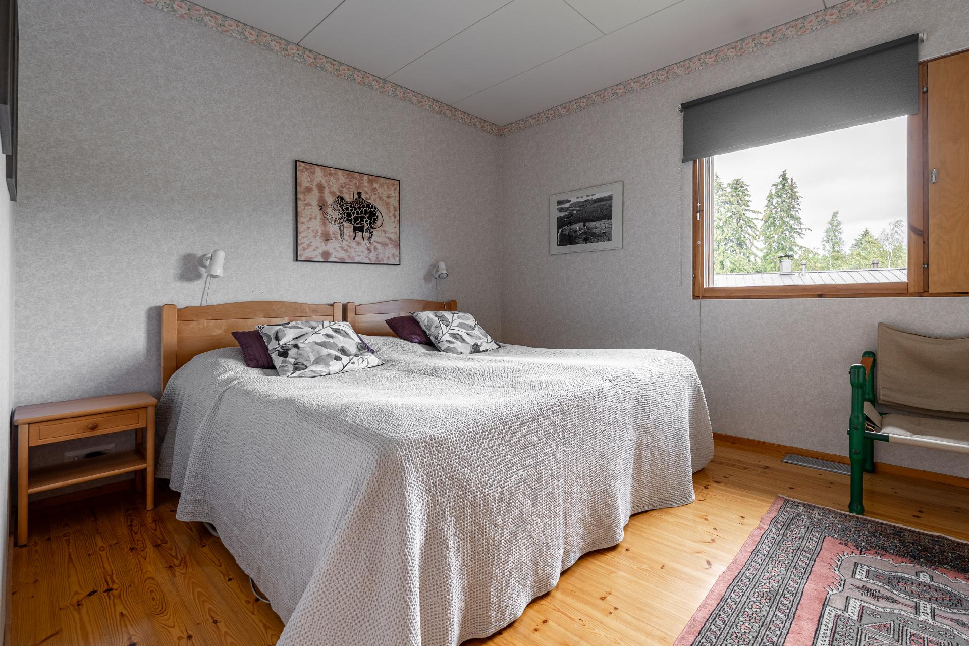 Yläkerrassa kaksi samankokoista makuuhuonetta