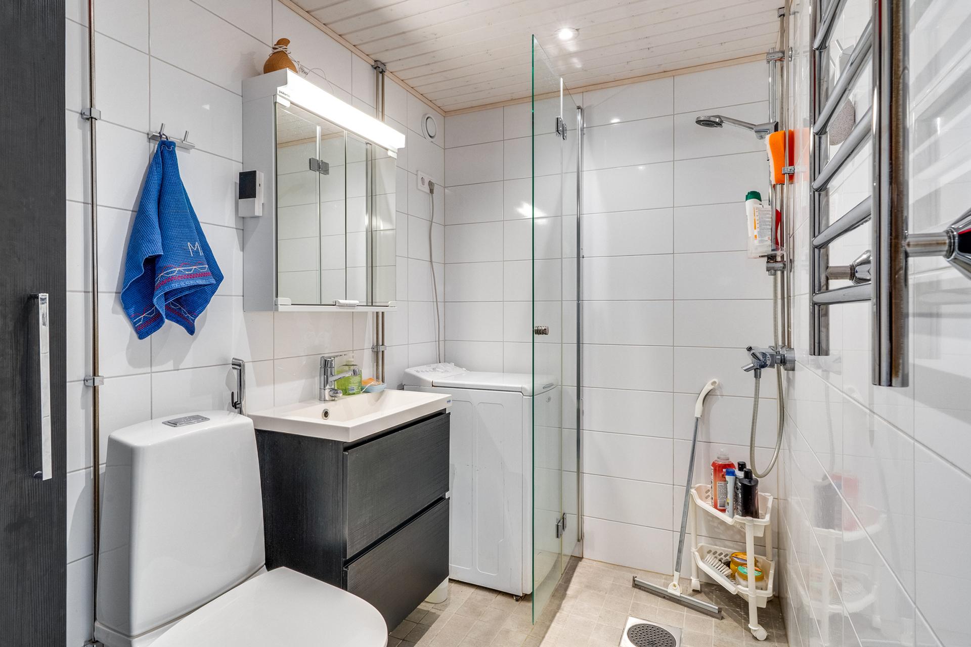 Kylpyhuone on remontoitu vuonna 2018.