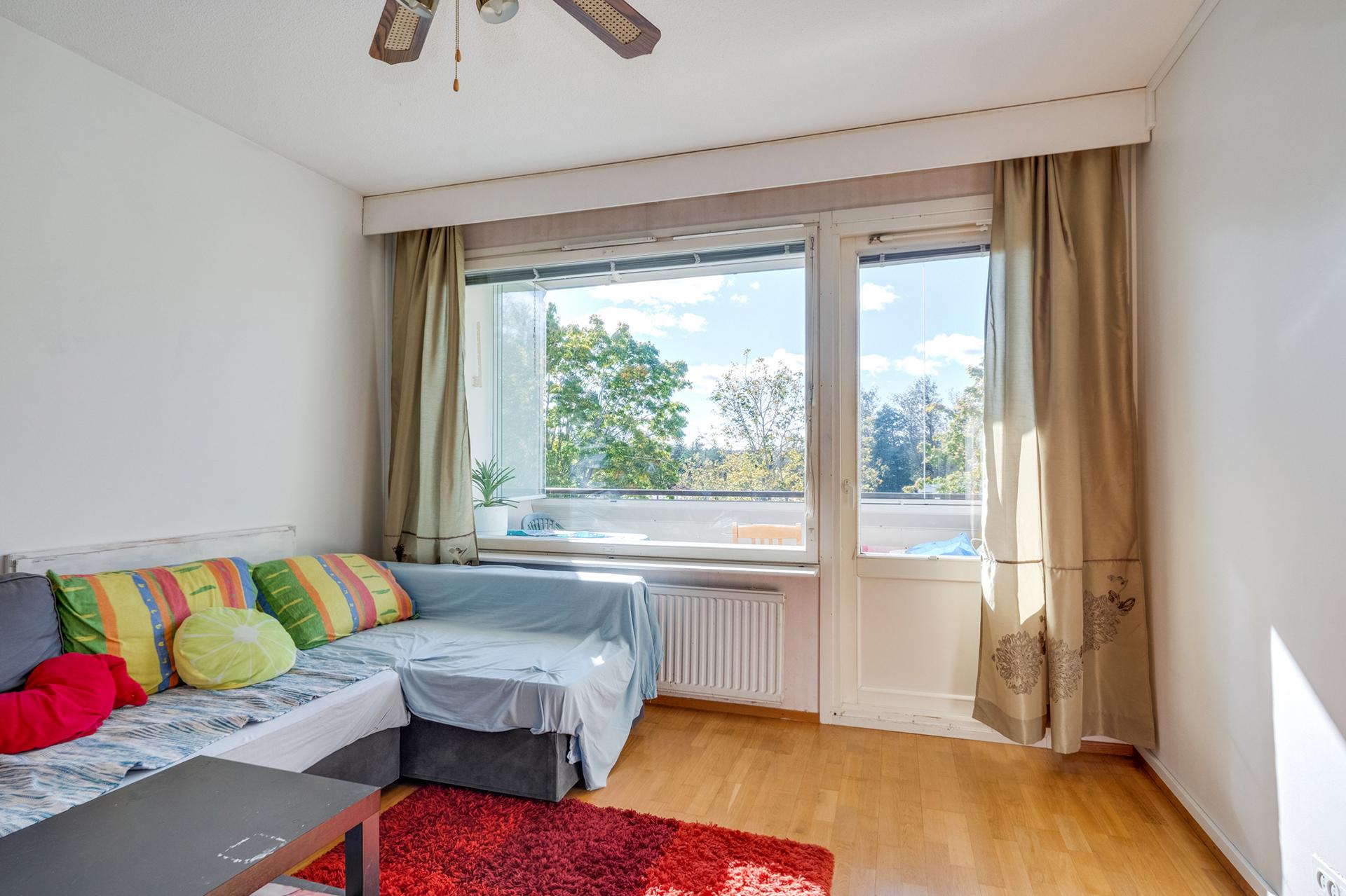 Olohuoneesta pääset lasitetulle parvekkeelle.