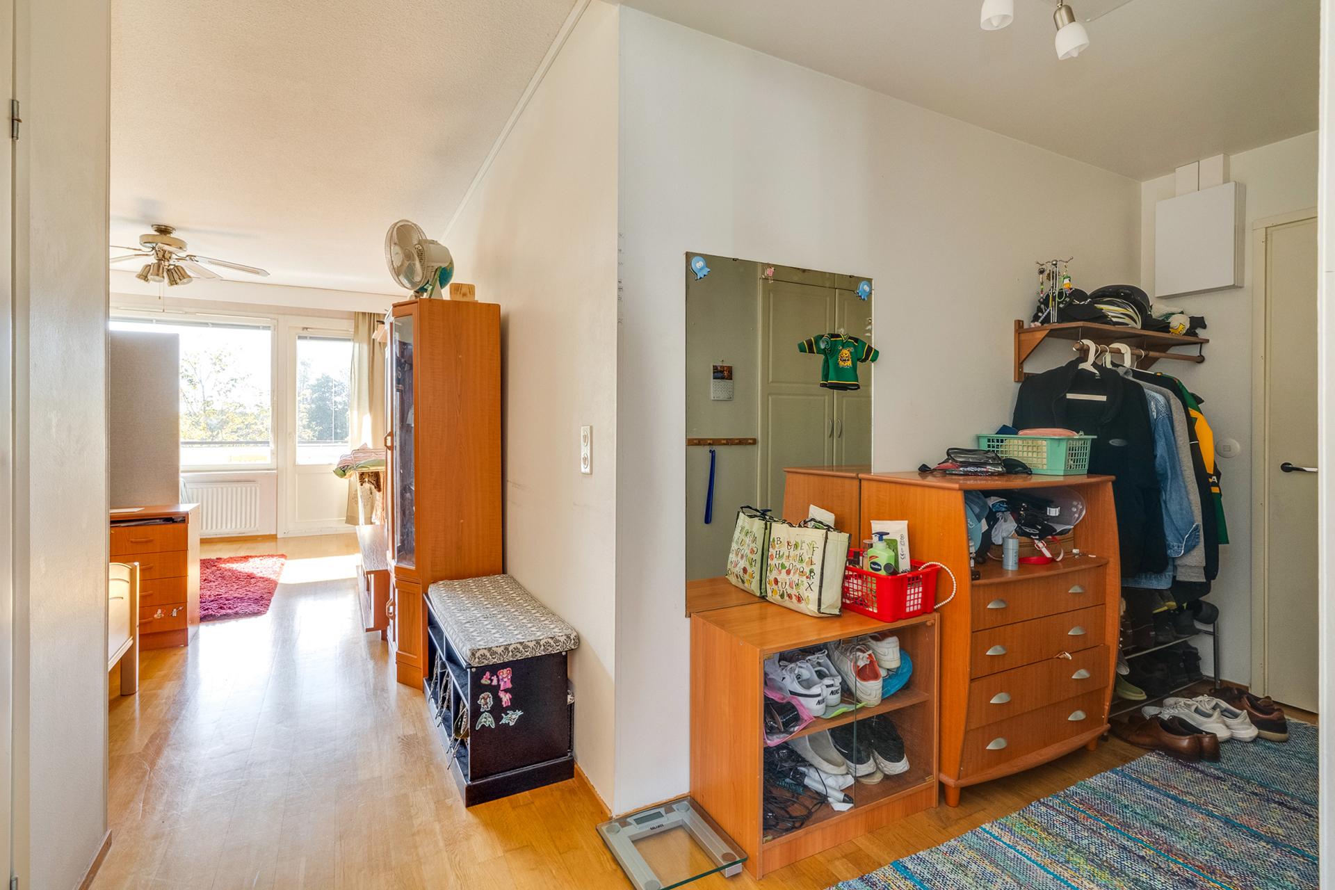 Reilun kokoinen eteisaula.