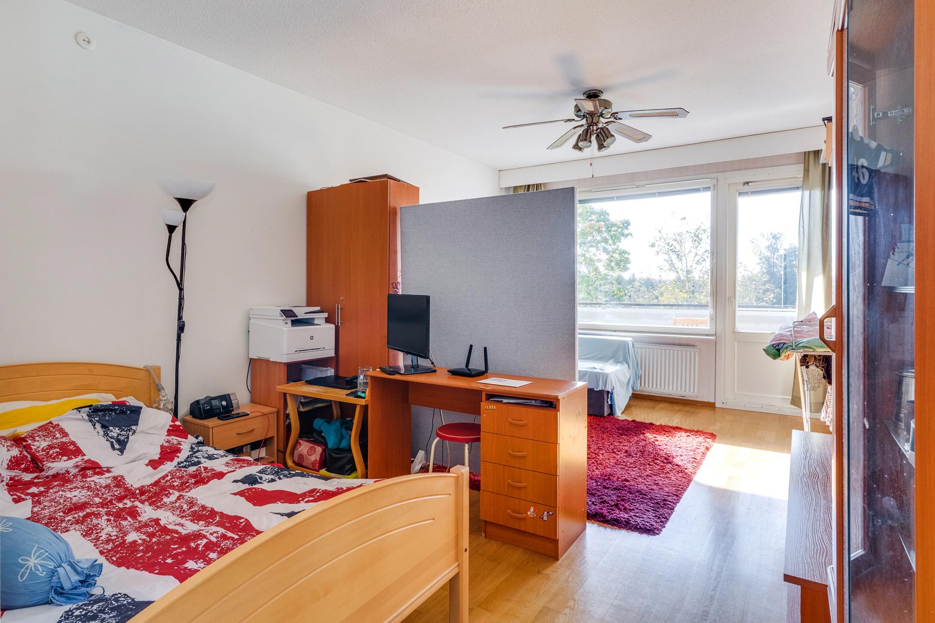 Suuri olohuone, jonka voit helposti jakaa kahdeksi eri tilaksi.