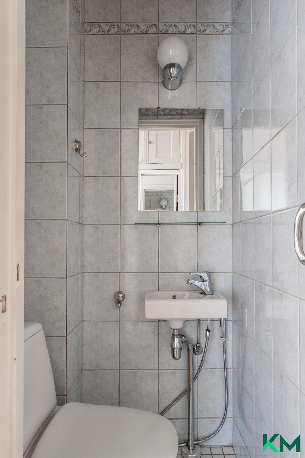 Erillinen WC eteisen vieressä.