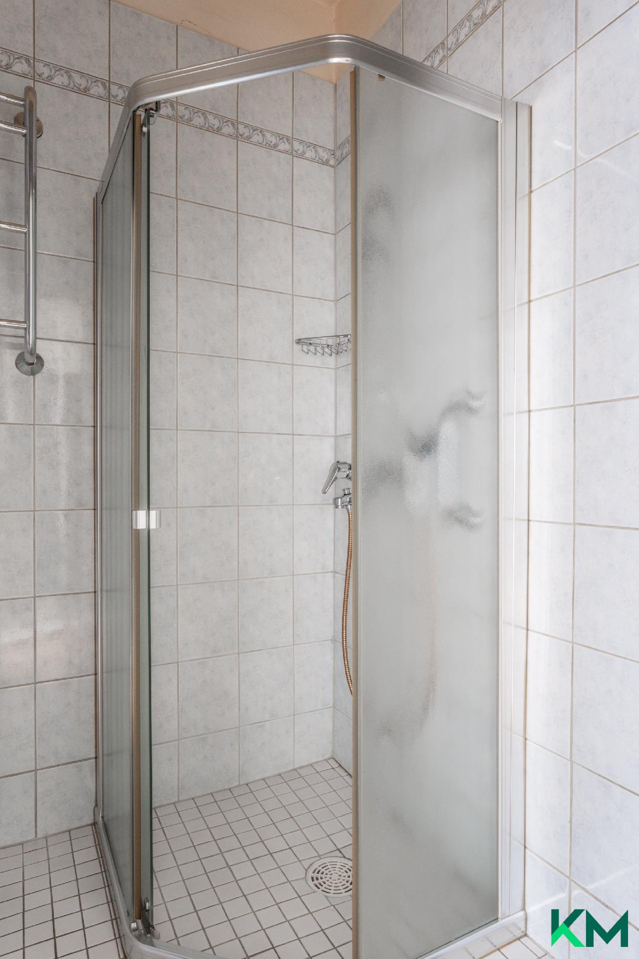 Kylpyhuoneessa suihkukaappi. 