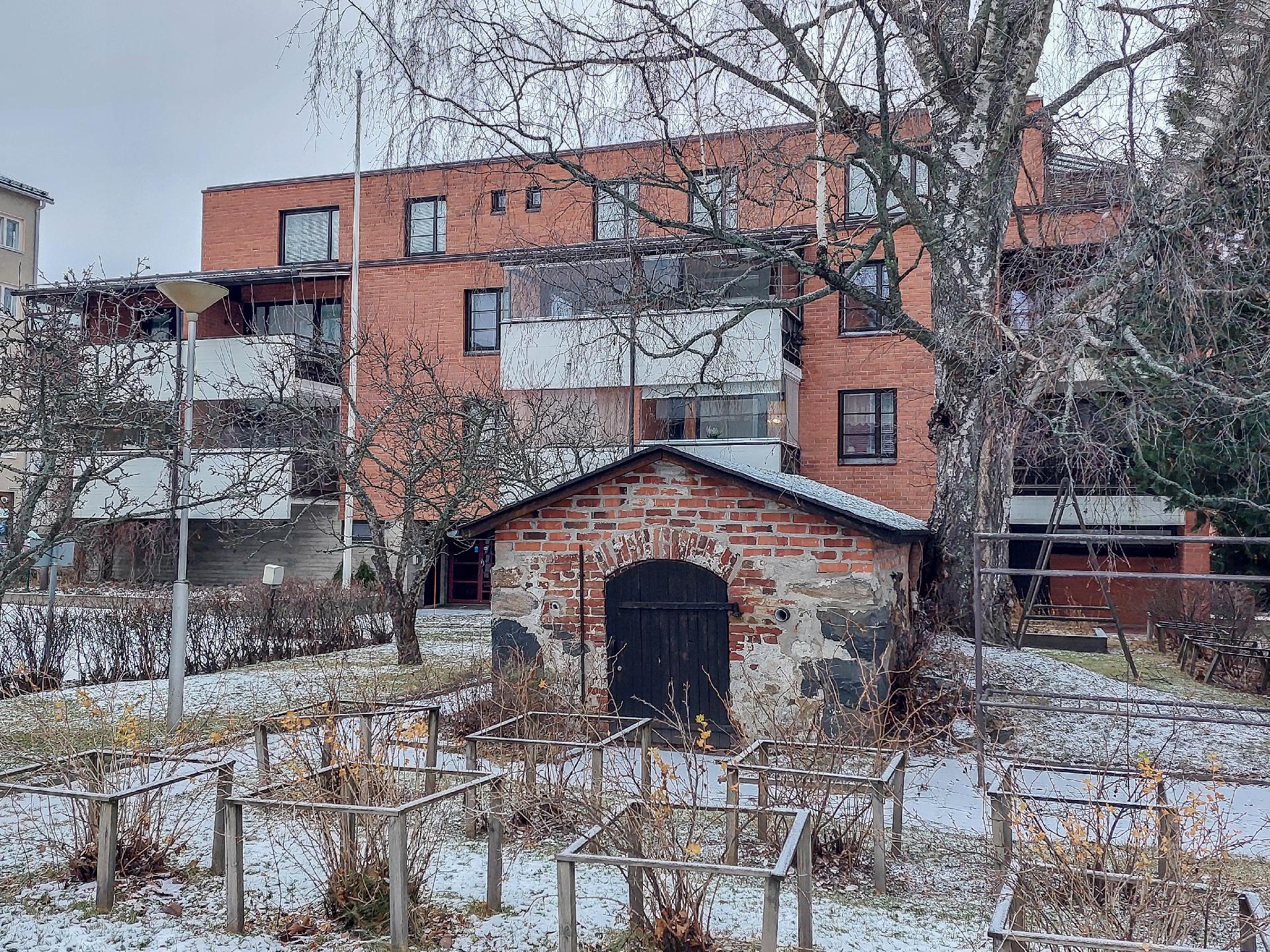 Sisäpihalla marjapensaita ja kylmäkellari