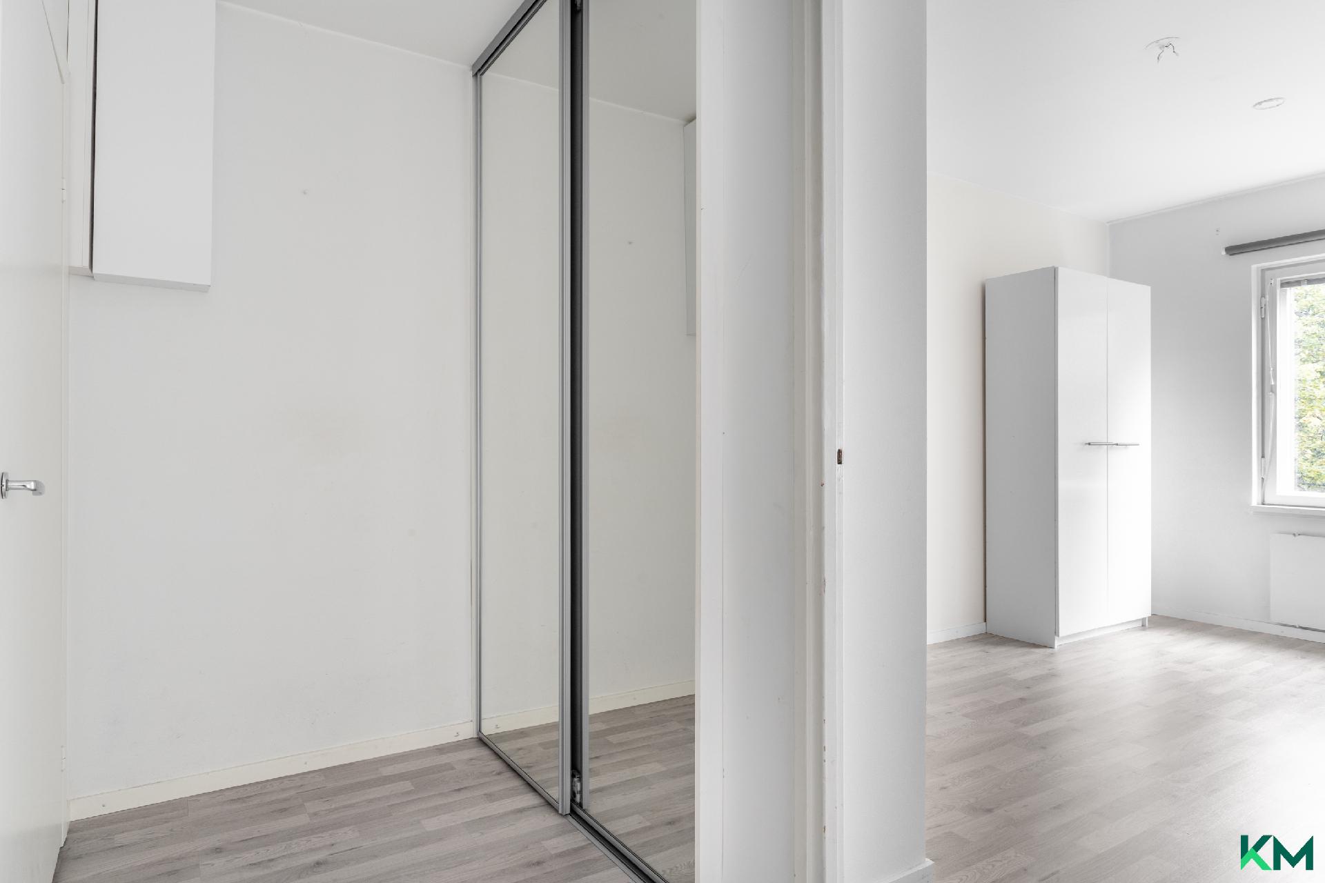 Eteisessä liukuovikaapistot