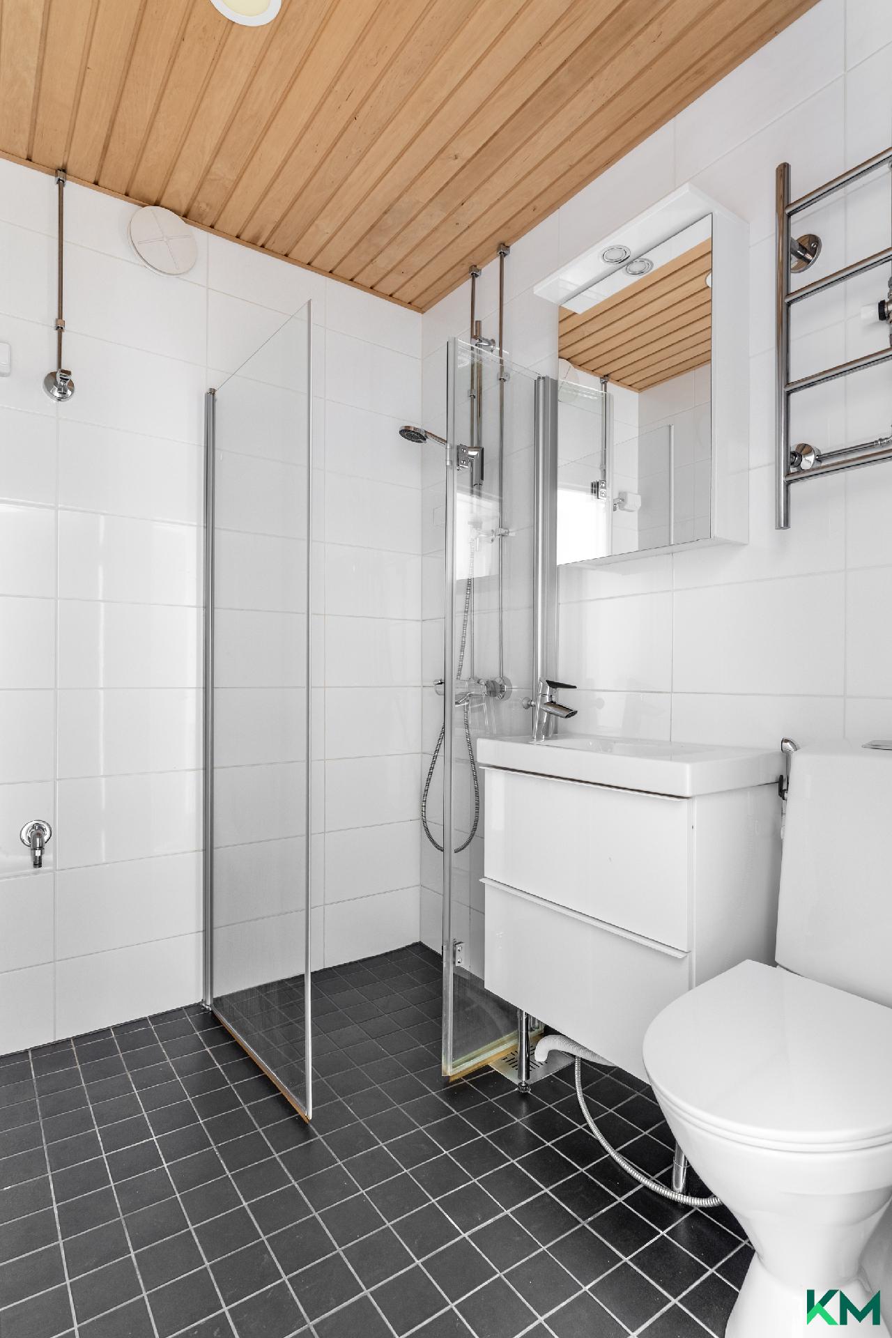 Remontoitu kylpyhuone