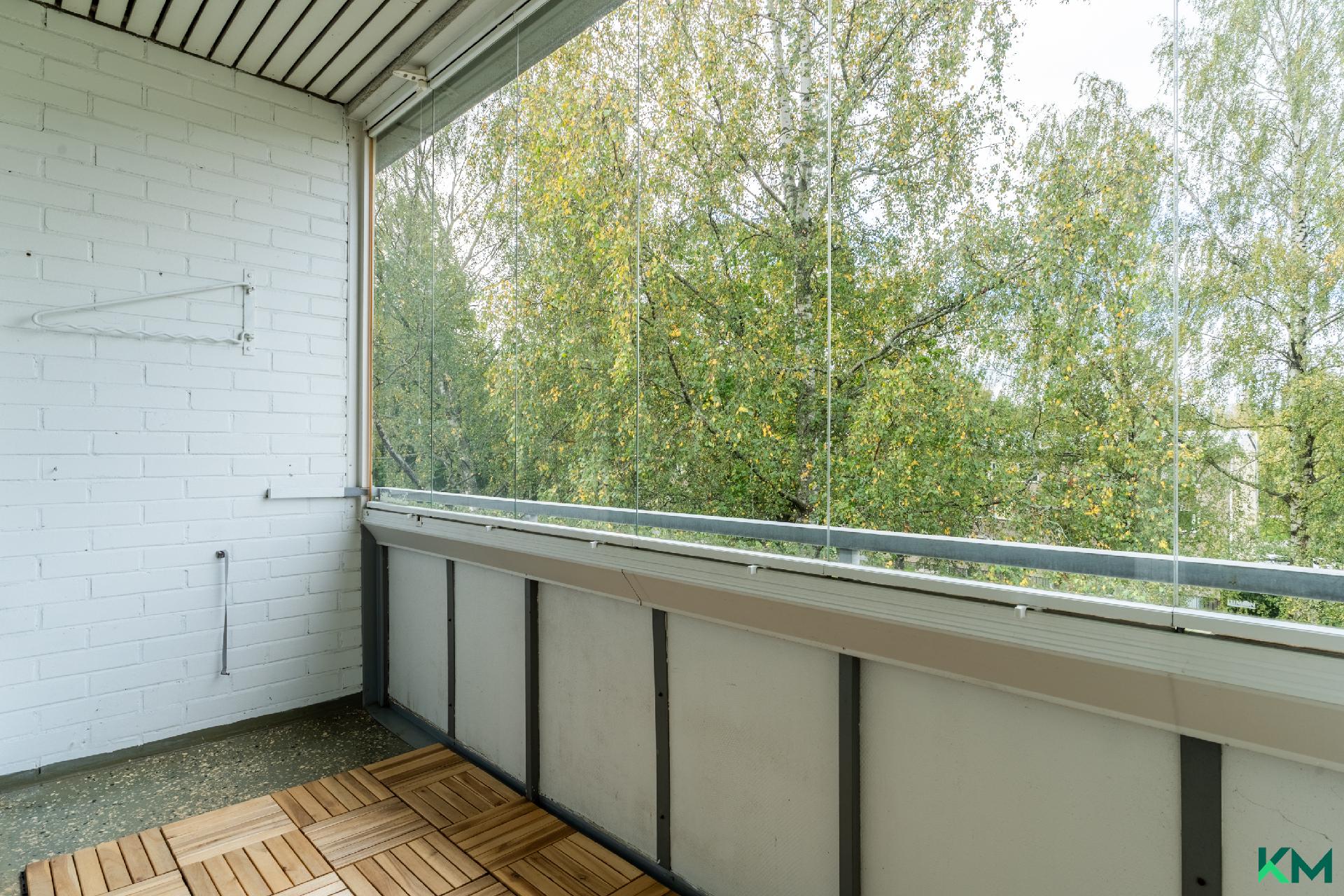 Tilava lasitettu parveke