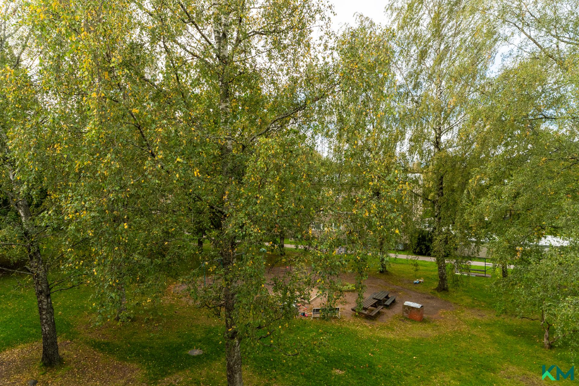 Parvekenäkymää sisäpihalle