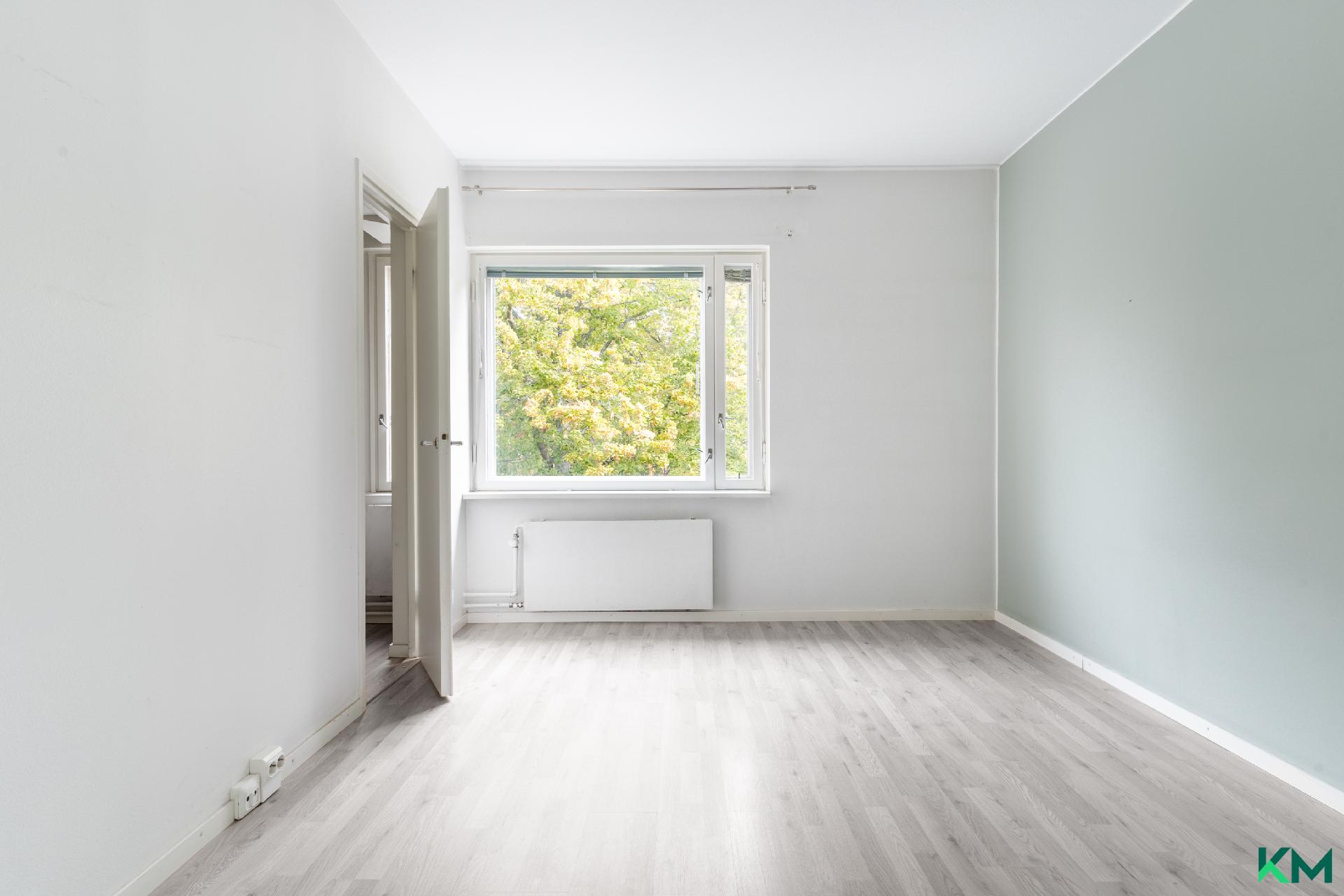 Vasemmalla vaatehuone