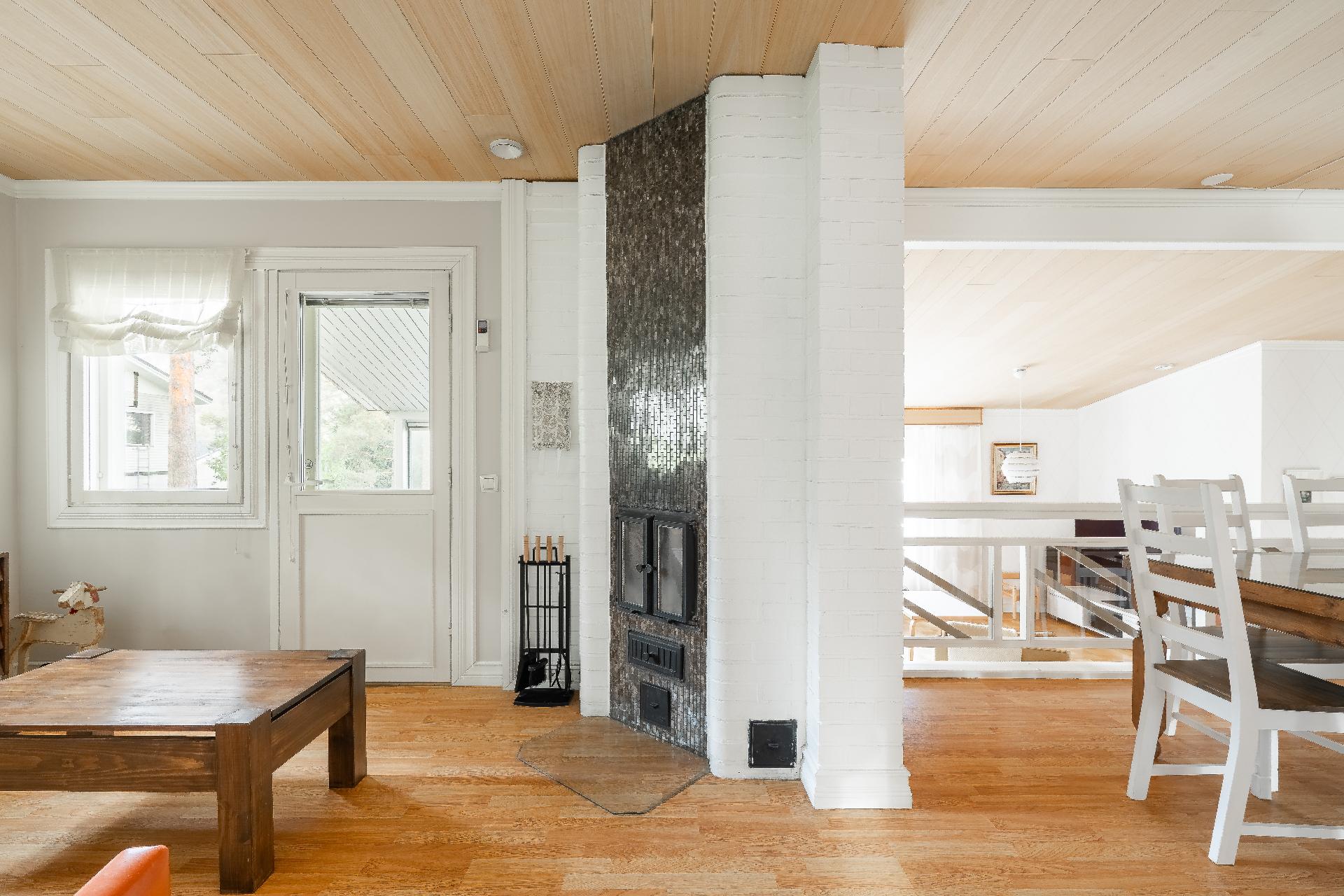 TAKKAHUONEESTA PÄÄSEE TERASSILLE