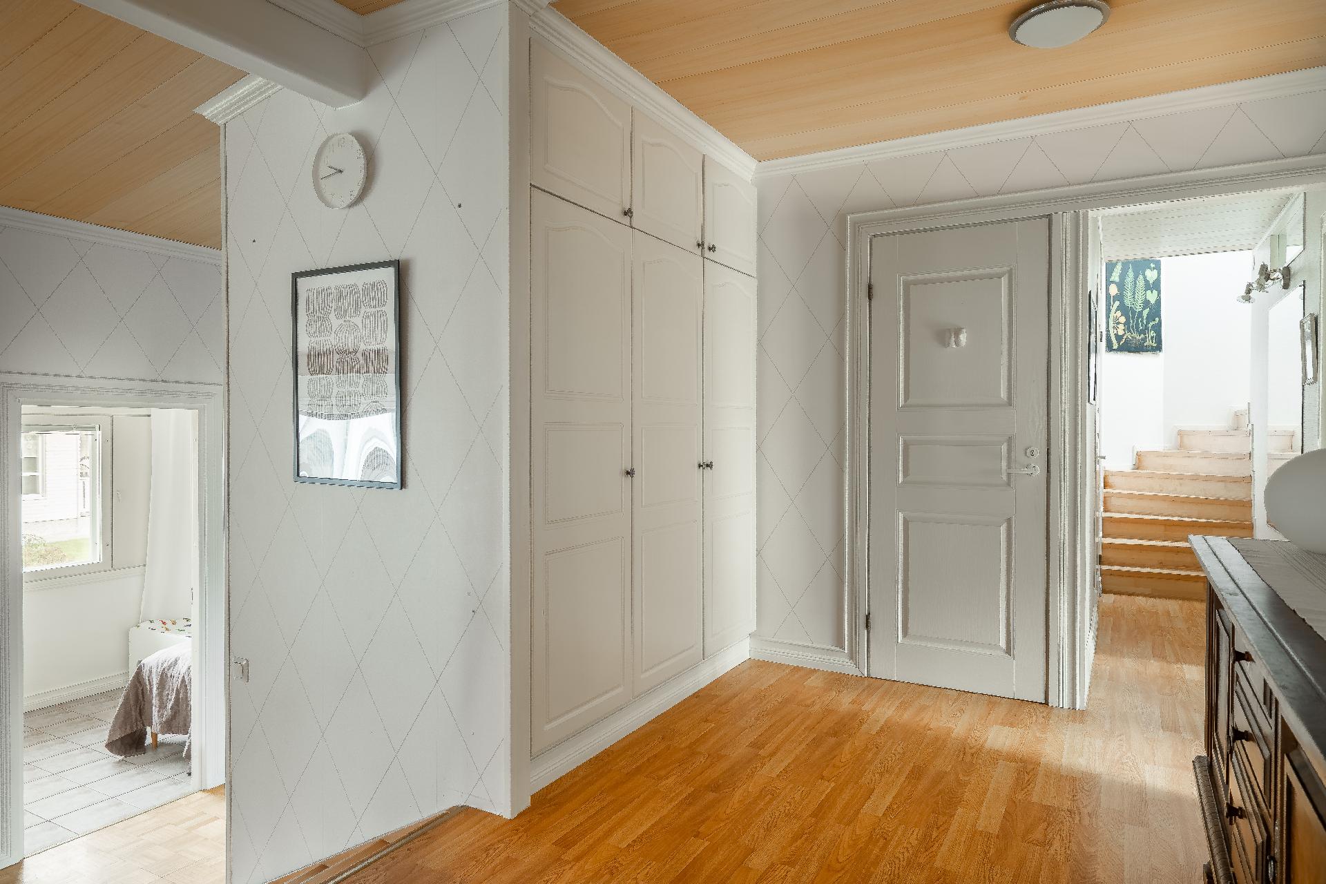 PORTAAT YLÄKERRAN HUONEESEEN