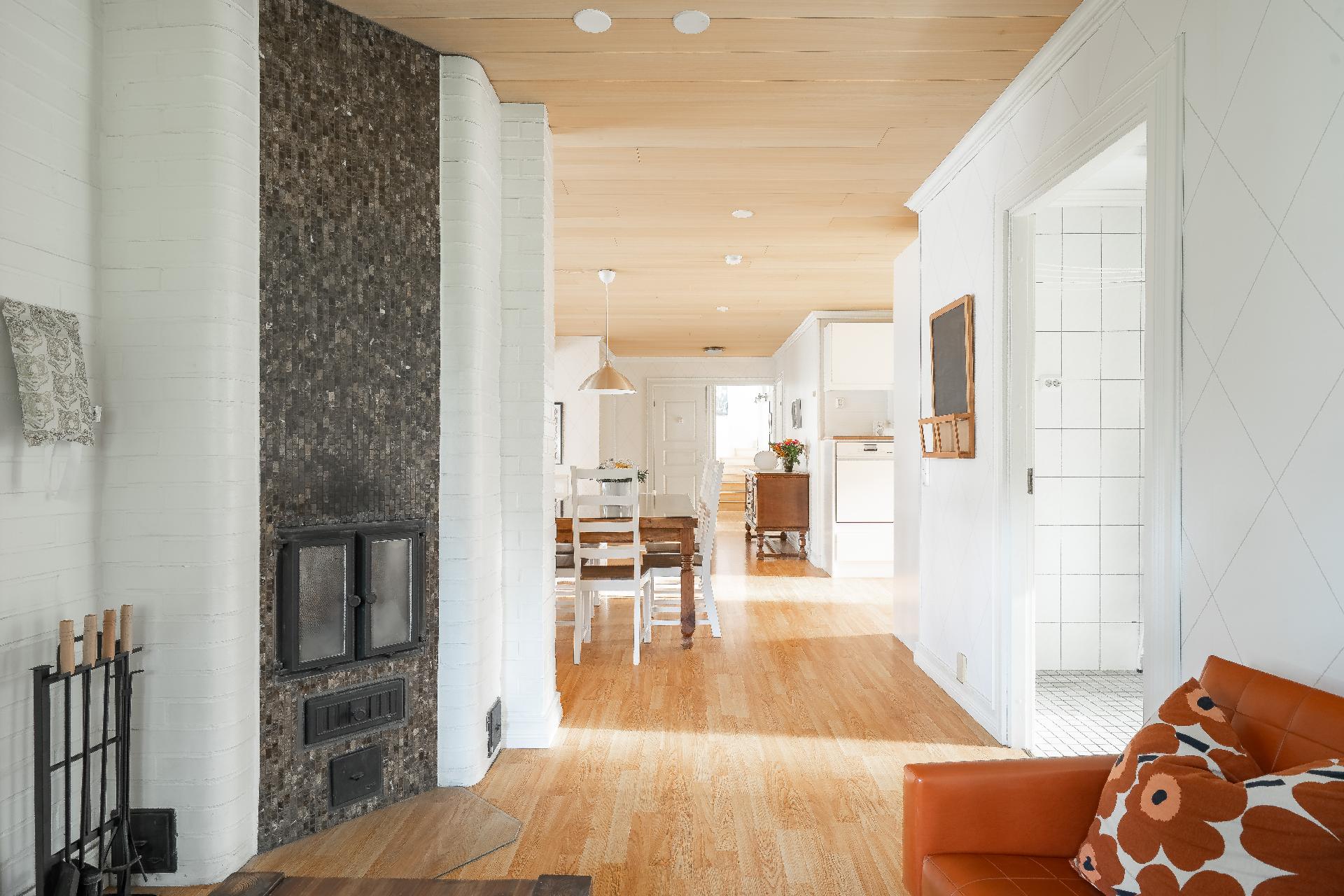 TAKKAHUONEESTA RUOKAILUTILAAN/KEITTIÖÖN PÄIN