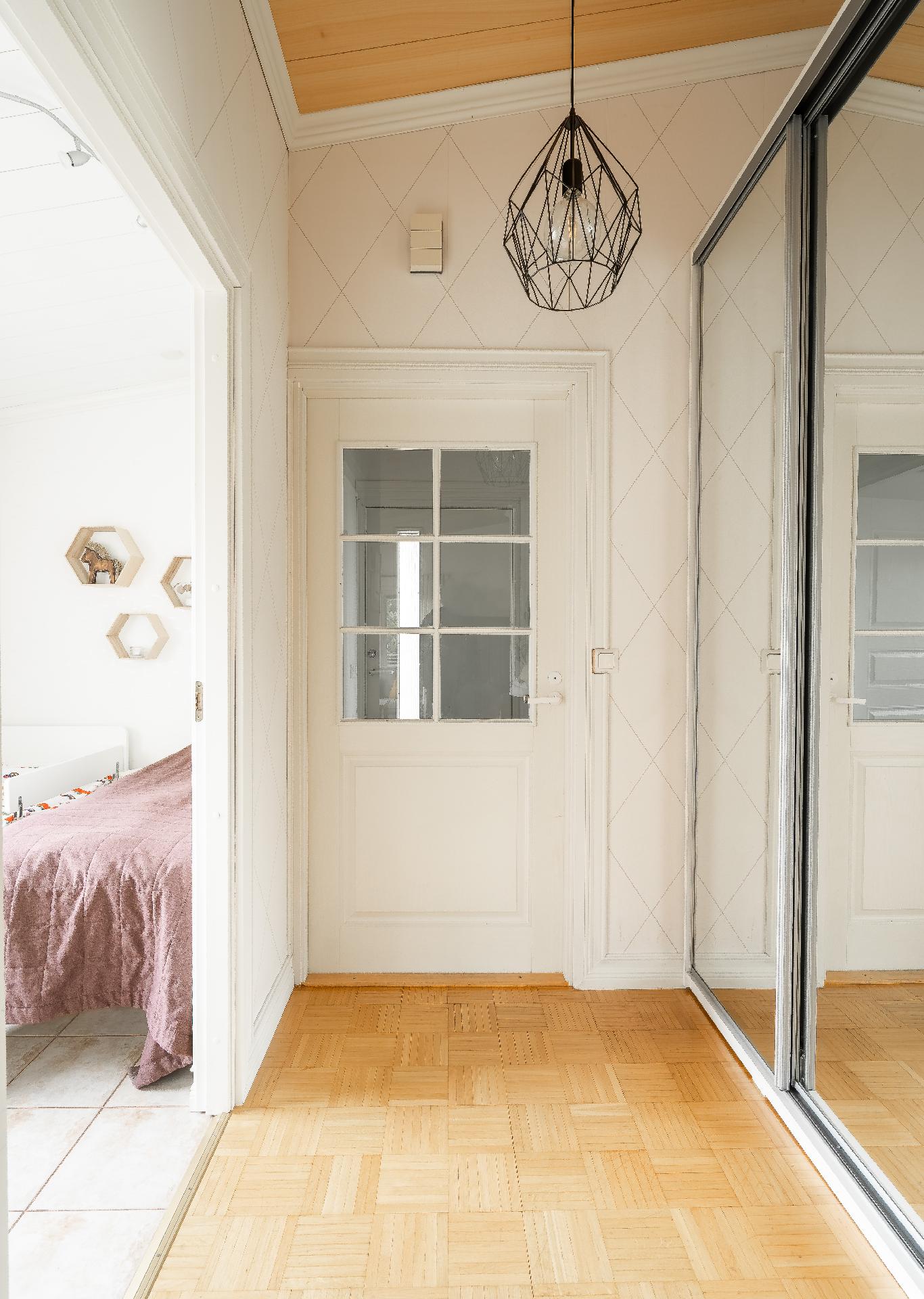 SISÄÄNTULO, MAKUUHUONE VASEMMALLA