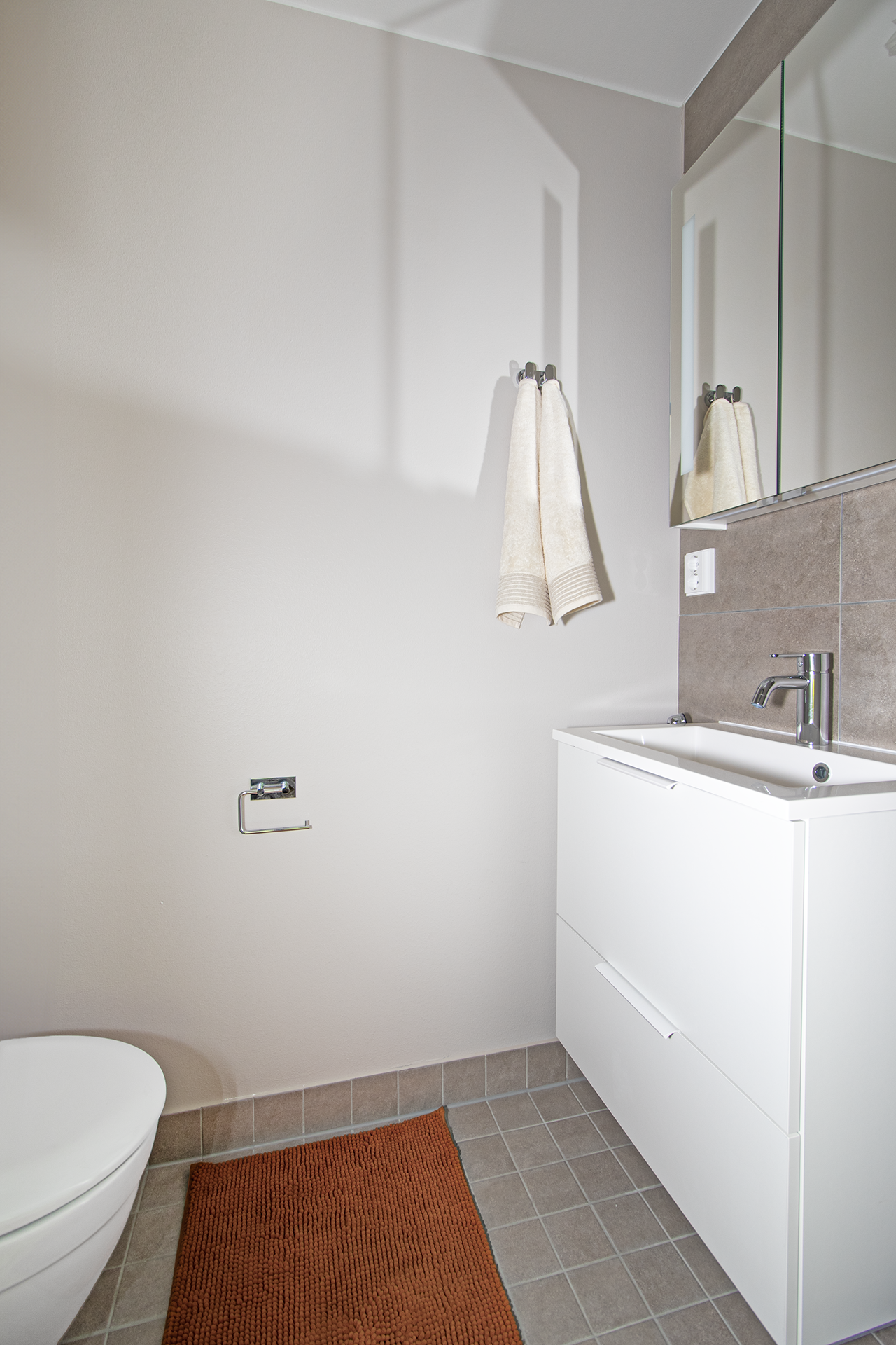 Valmiin asunnon C 4 erillinen wc.