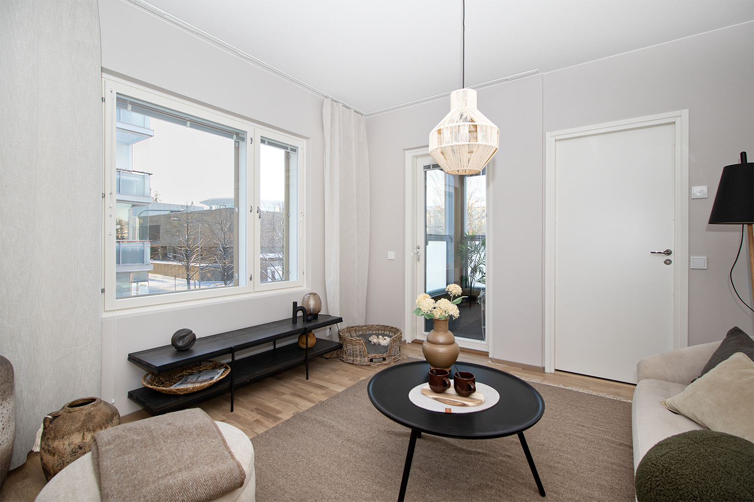 Olohuoneesta kulku parvekkeelle.