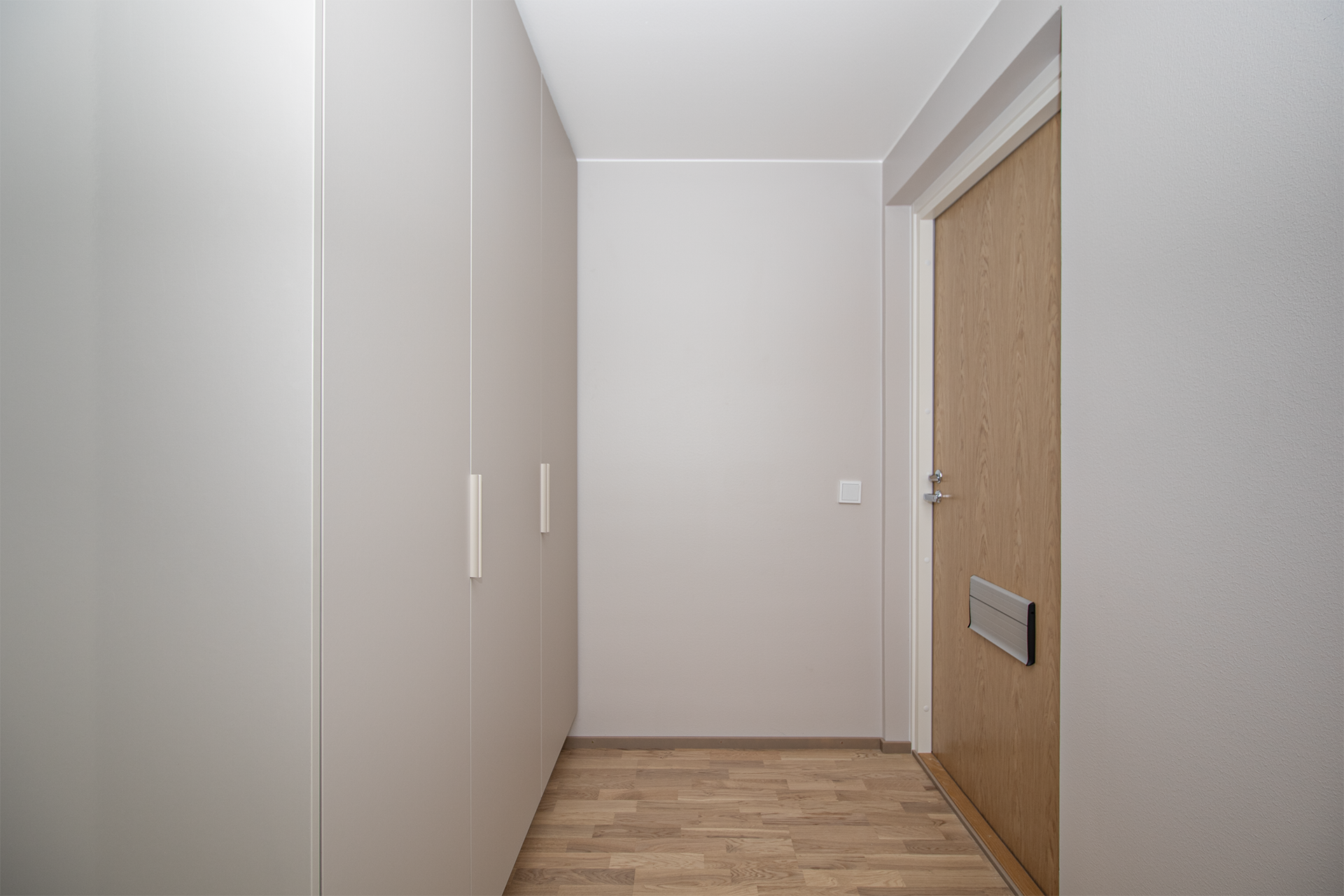 Valmiin asunnon C 4 eteinen.