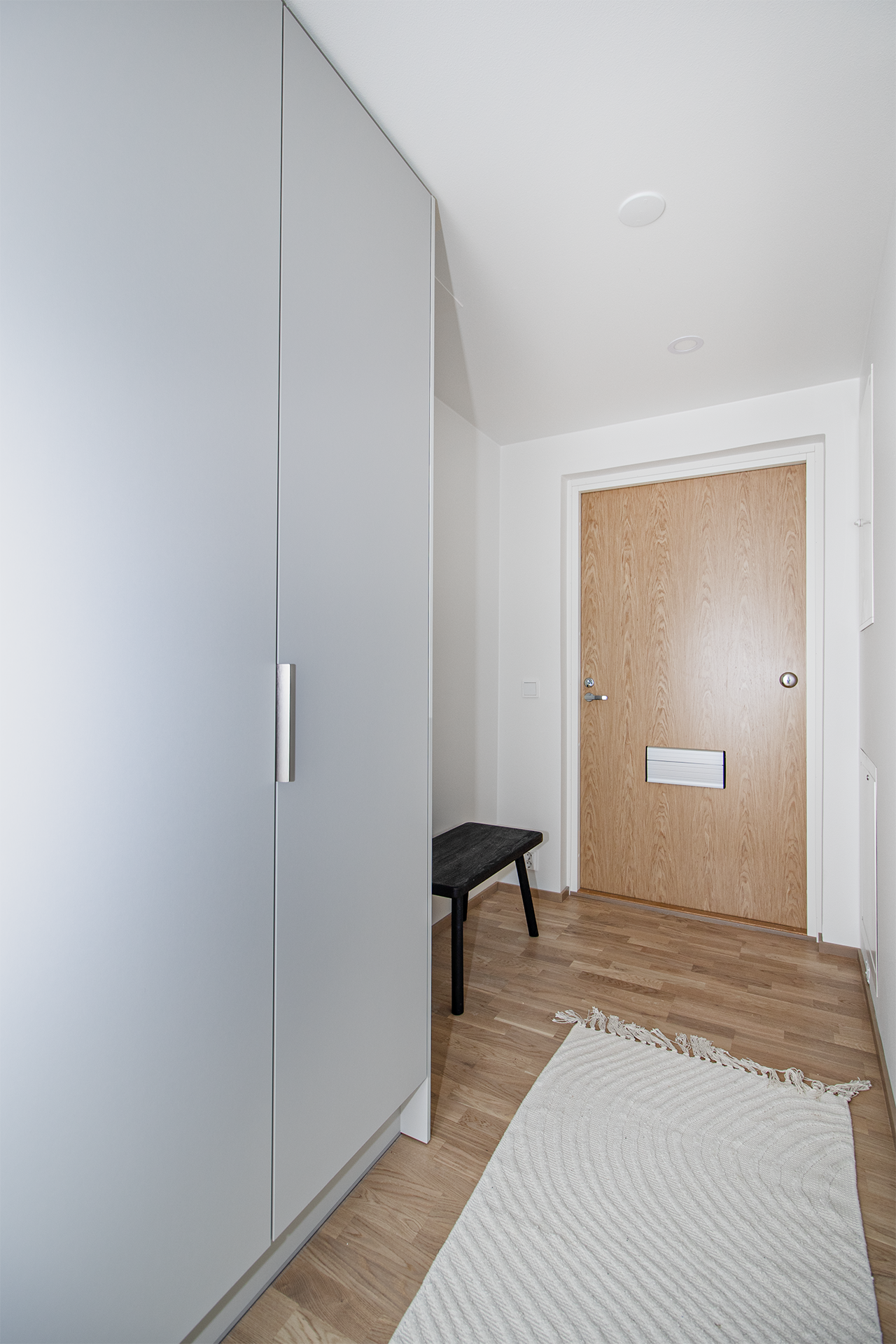 Valmiin C 3 asunnon eteinen.