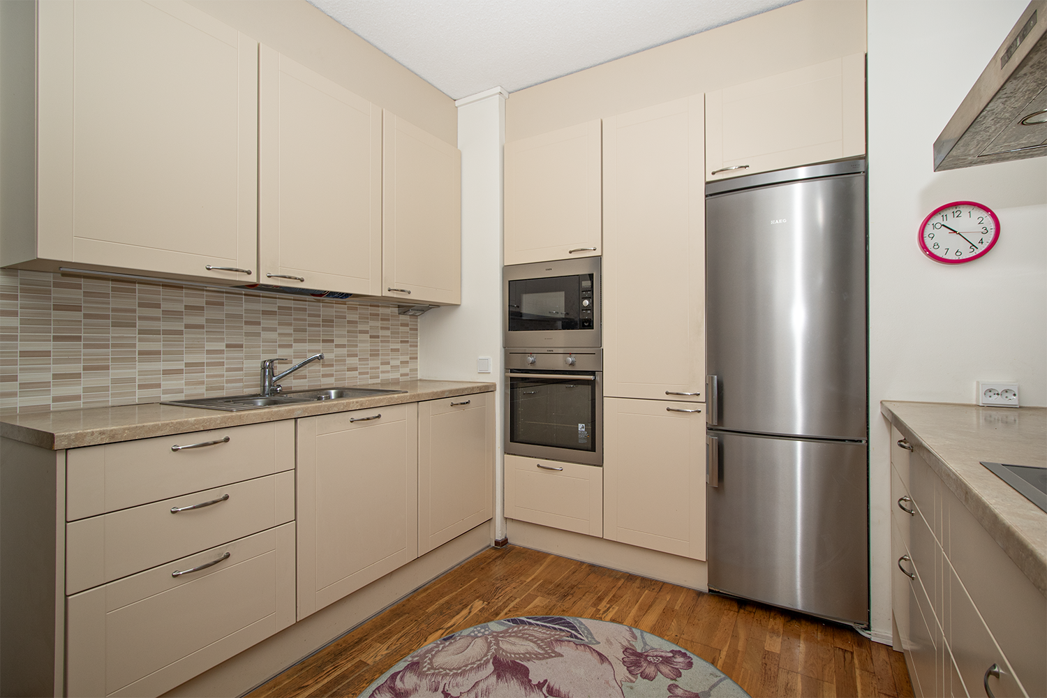 Keittiössä reilusti säilytystilaa