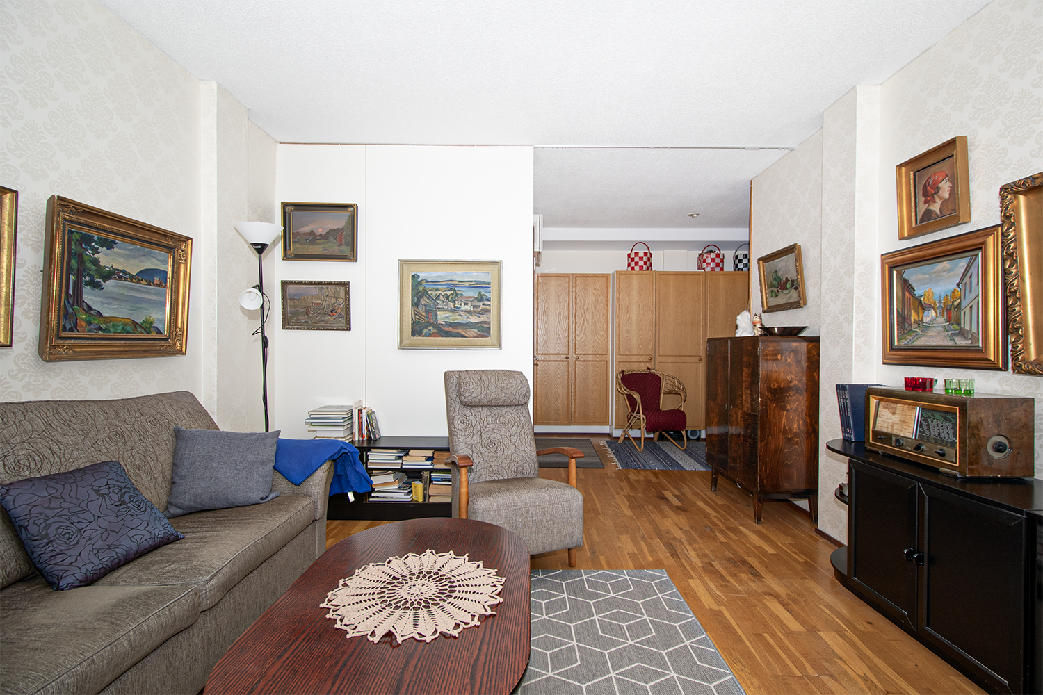 olohuoneessa on tilaa ja valoa