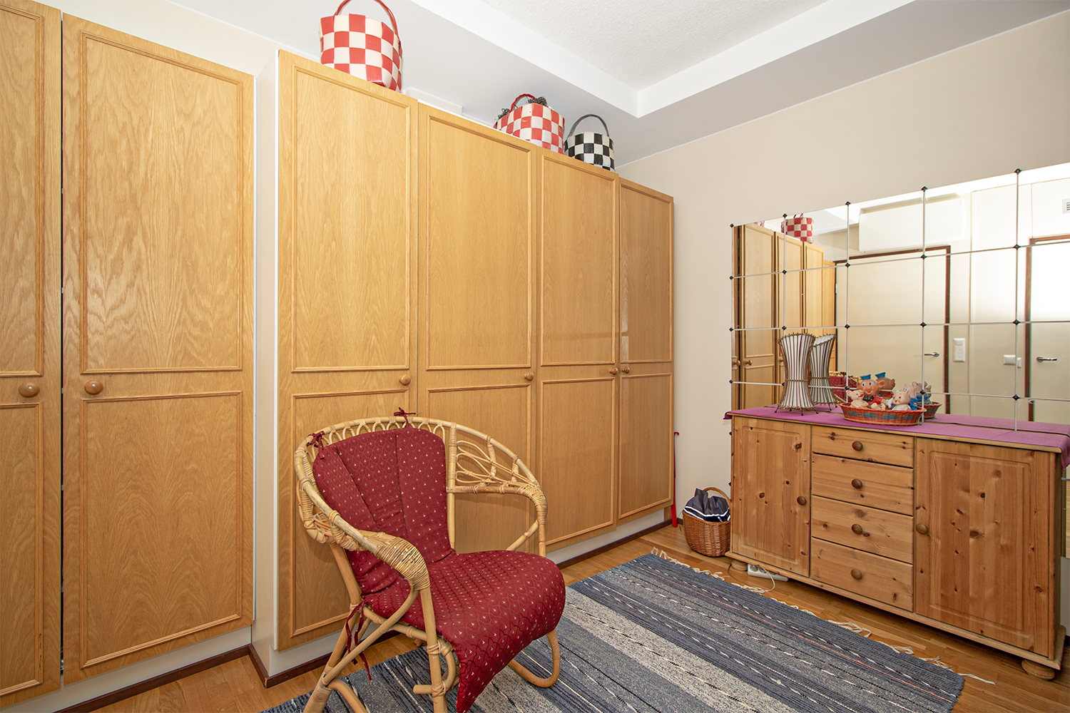 Tilava eteinen jossa reilusti säilytystilaa.