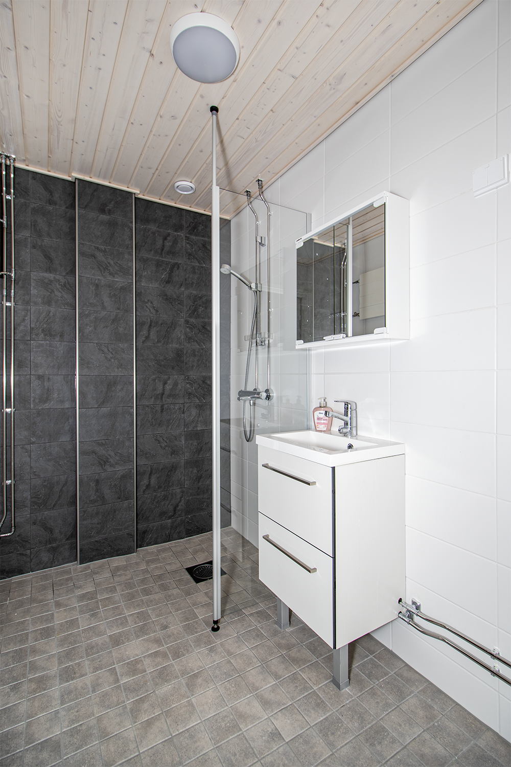 Remontoitu kylpyhuone