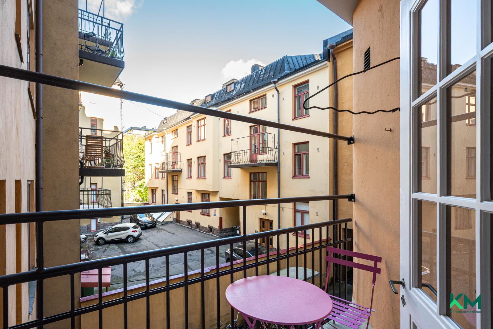 Taloyhtiön tuuletusparveke asunnon läheisyydessä