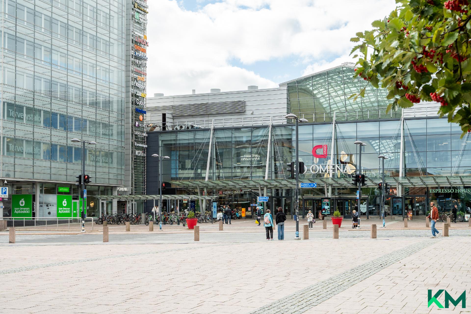 Iso Omenan kauppakeskus tien toisella puolella