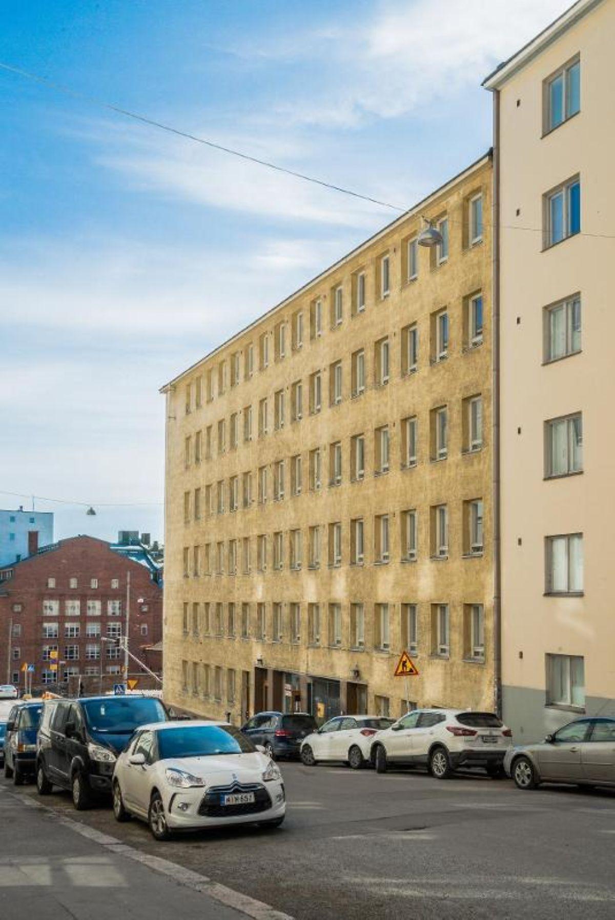 julkisivu Sakarinkadun puolelta