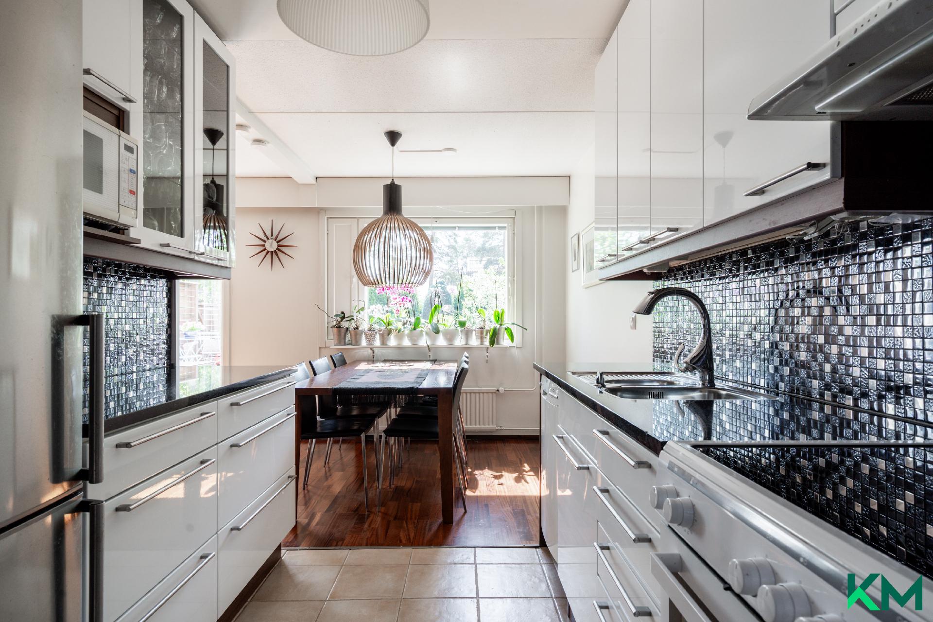 Keittiöstä näkymä ruokailutilaan