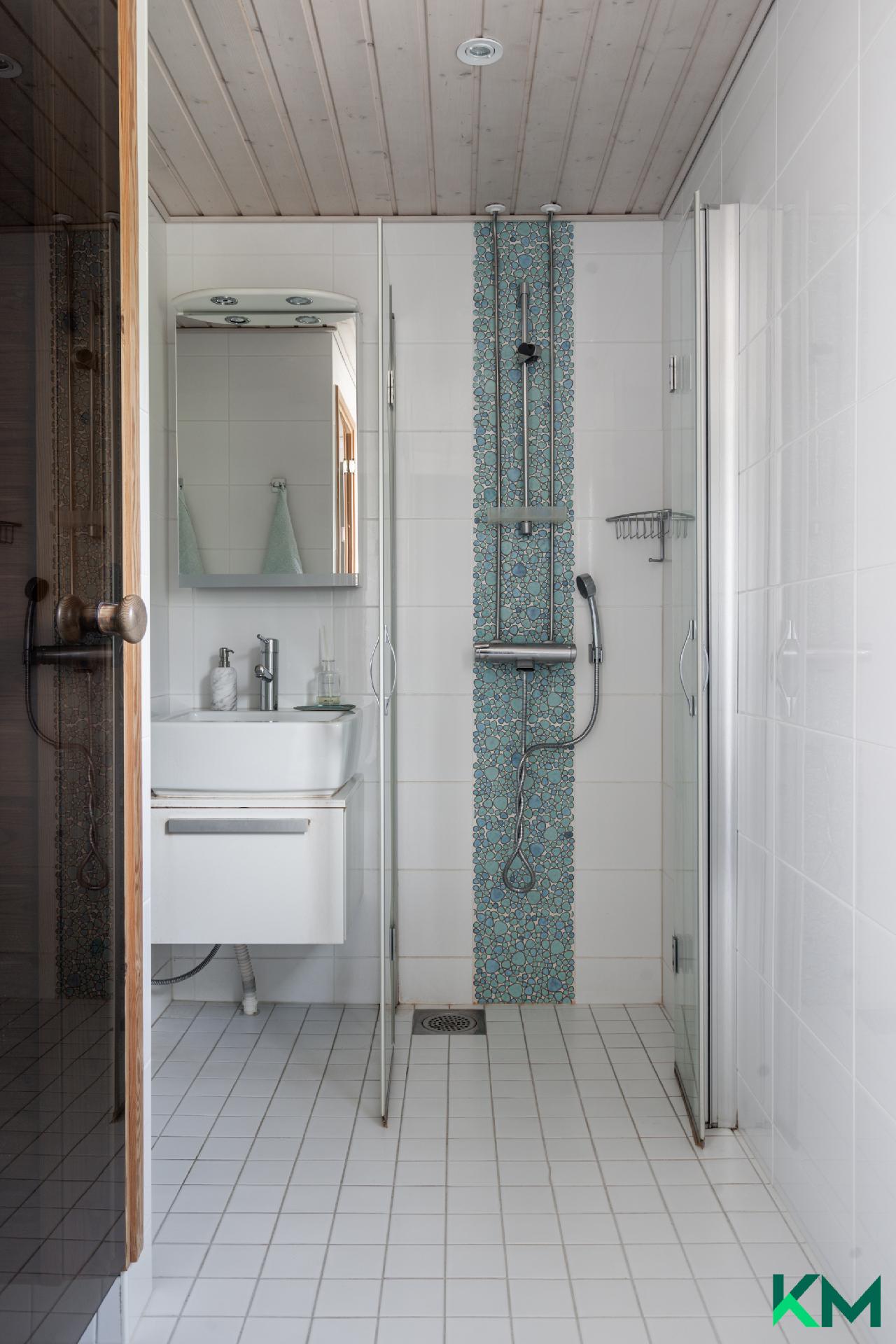 Yläkerran kylpyhuone