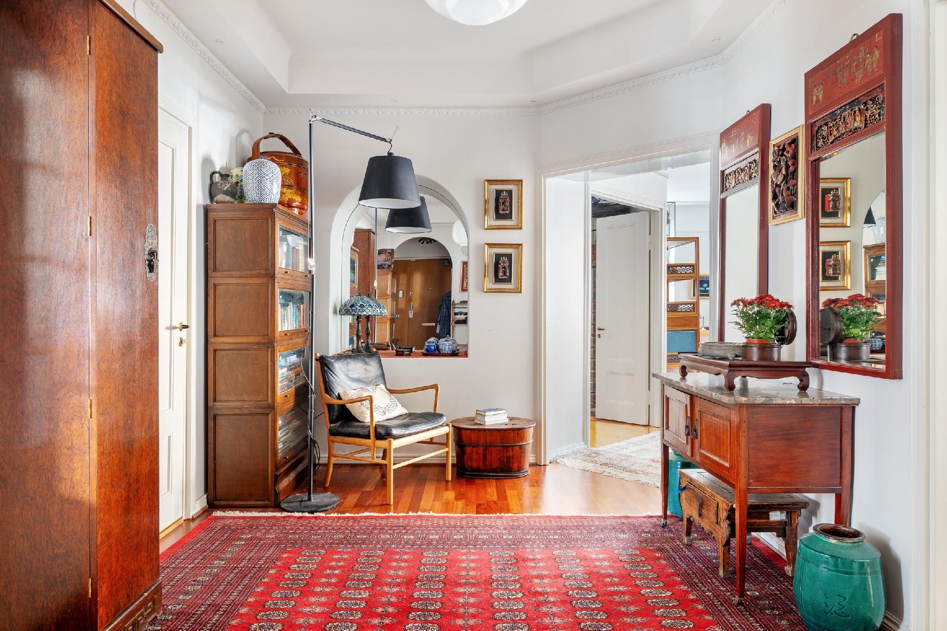 Eteisaula ottaa vastaan.