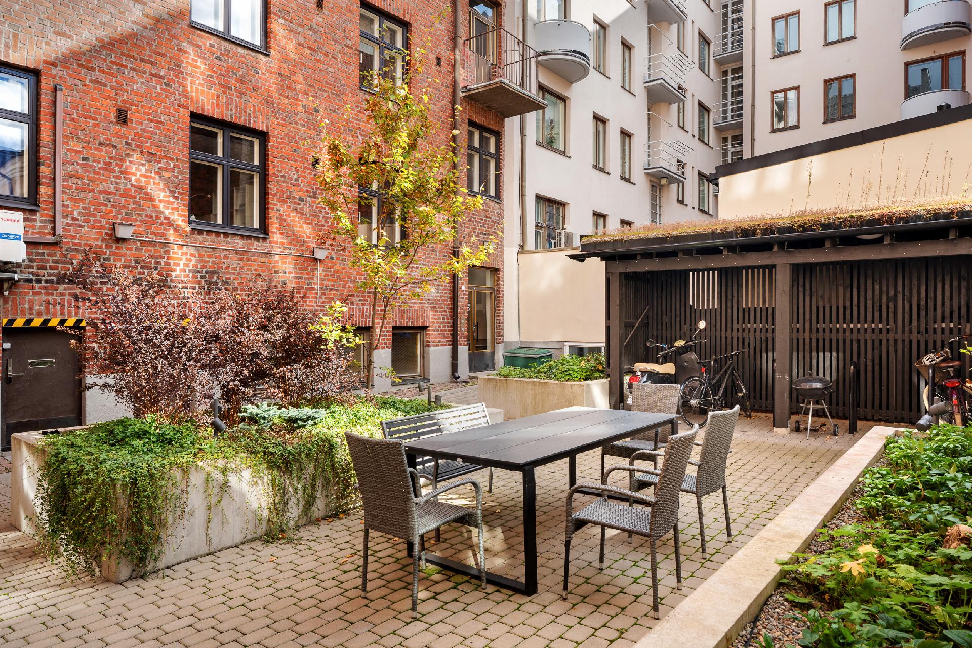 Viihtyisä sisäpiha.