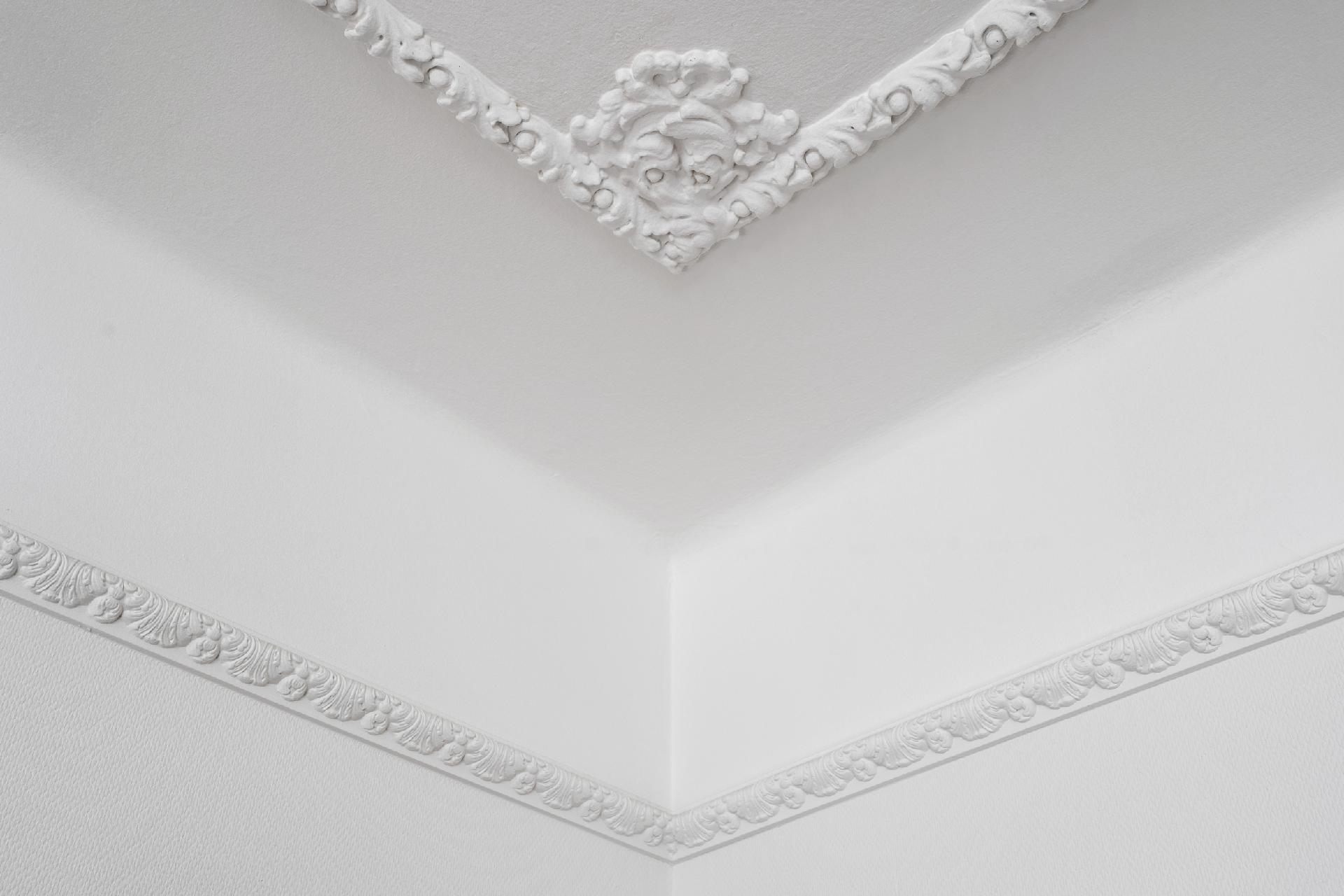 Upea kipsikoriste kiertää seiniä ja kattoa.