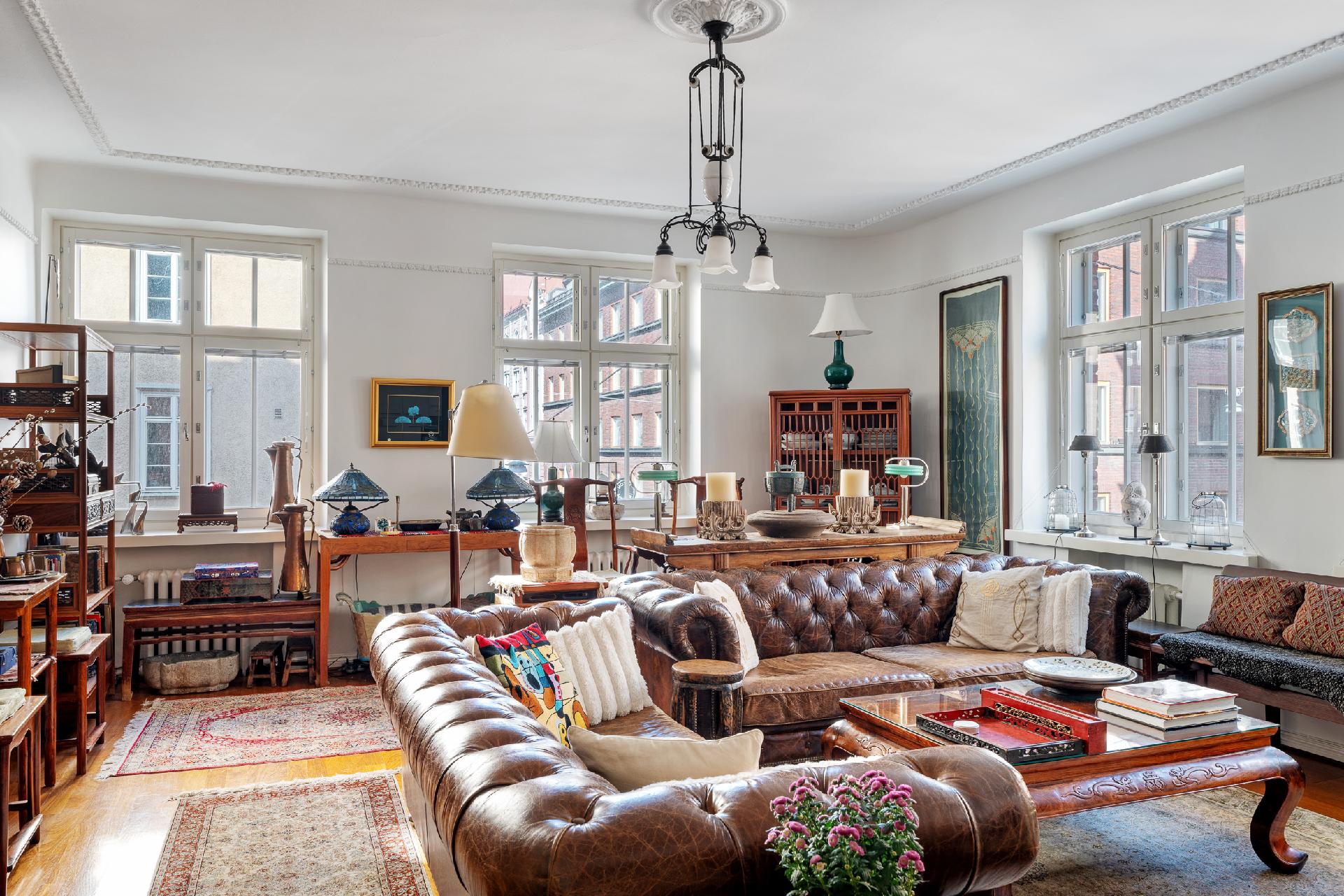 Olohuone on rakennuksen kulmassa, ikkunat kahdella seinällä.