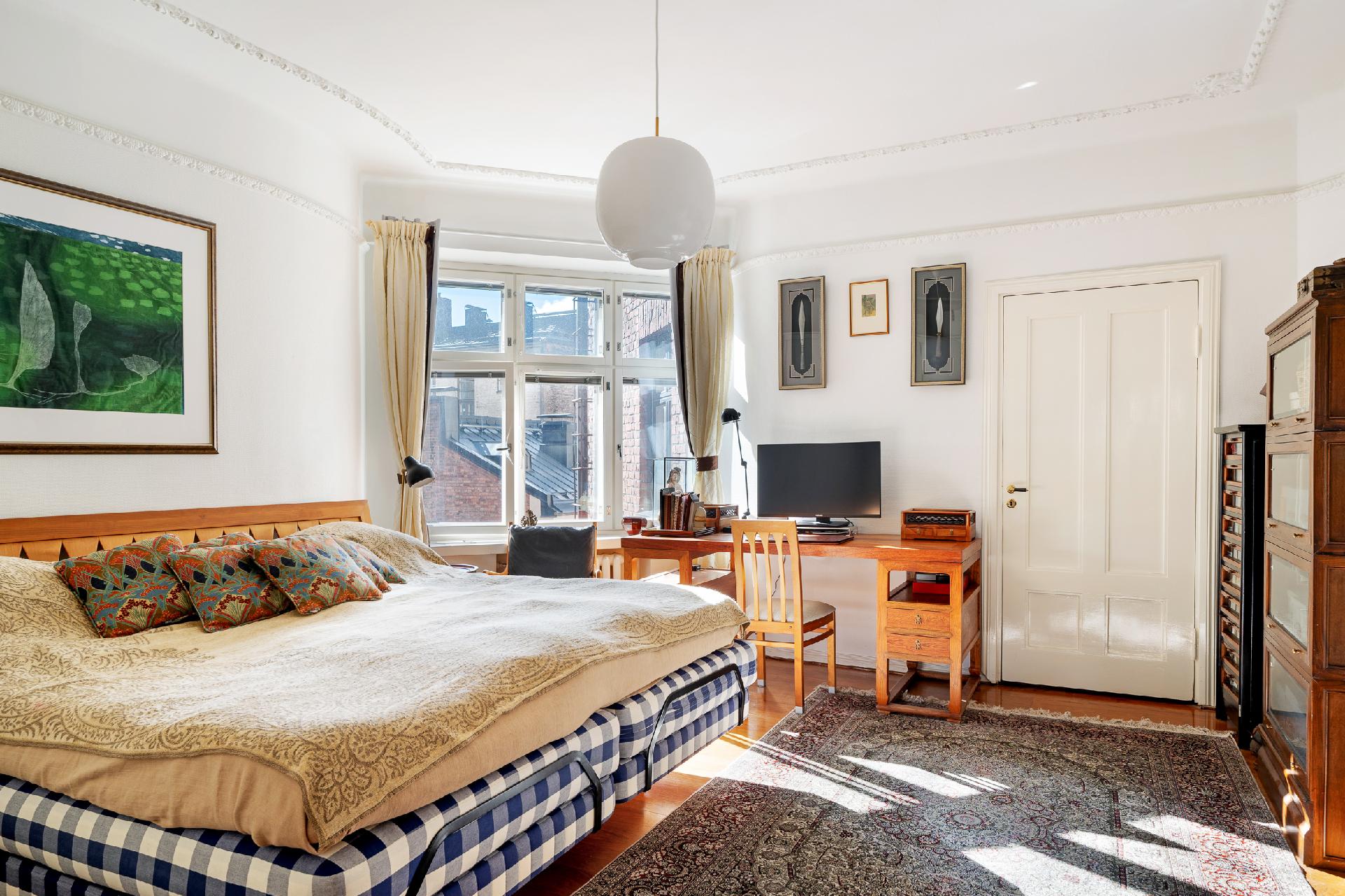 Rauhalliselle sisäpihalle makuuhuone.