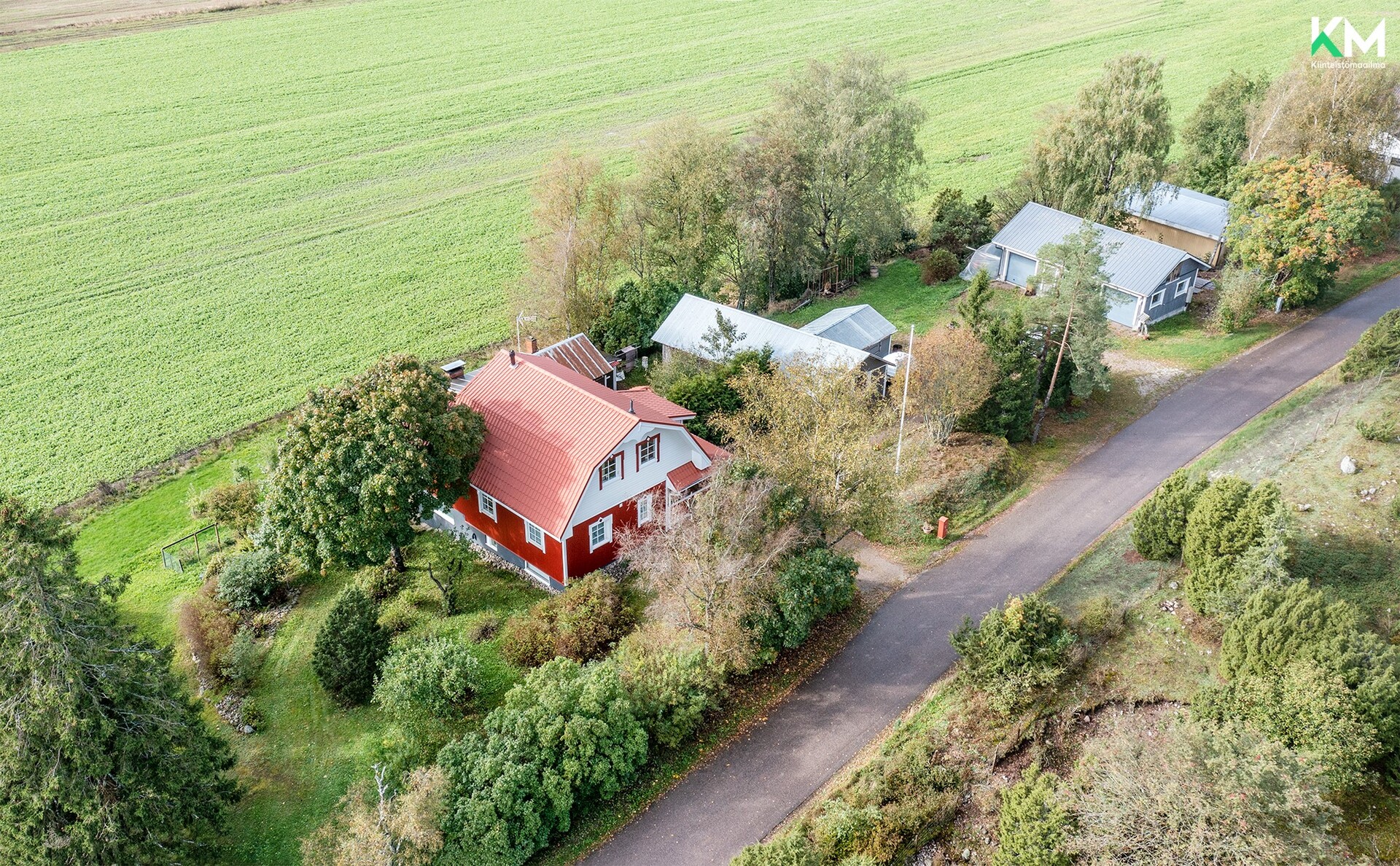 Taloa ympäröivät kauniit peltomaisemat.