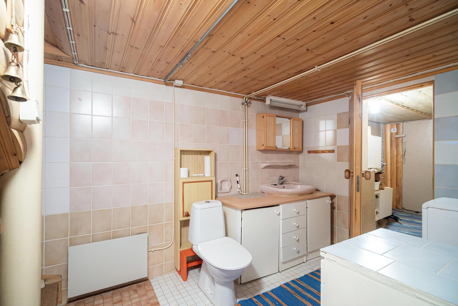 Alakerran kodinhoitotila ja wc